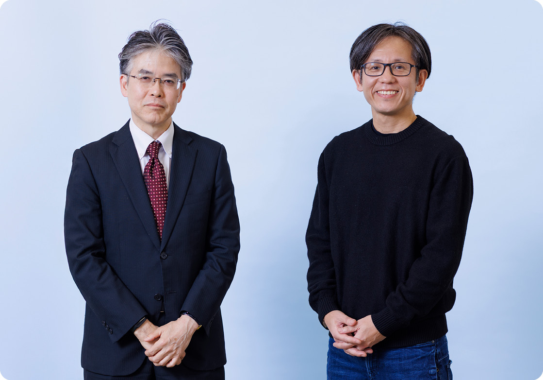 二宮デジタル審議官と浅沼デジタル監のウェストショット。二人共手を腰の位置で組んでにこやかな表情をしている。