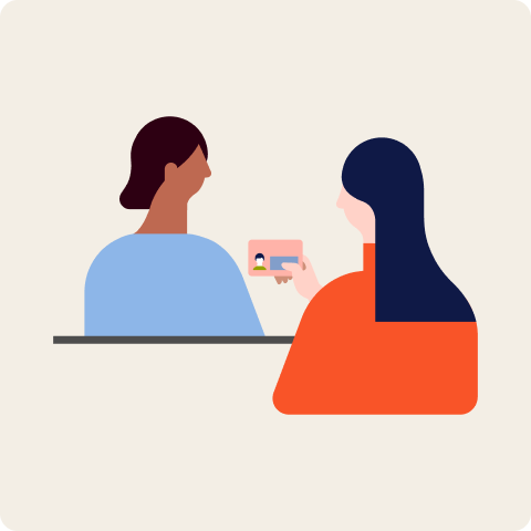 カウンターで受付をする女性とマイナンバーカードを取り出す女性のイラスト。