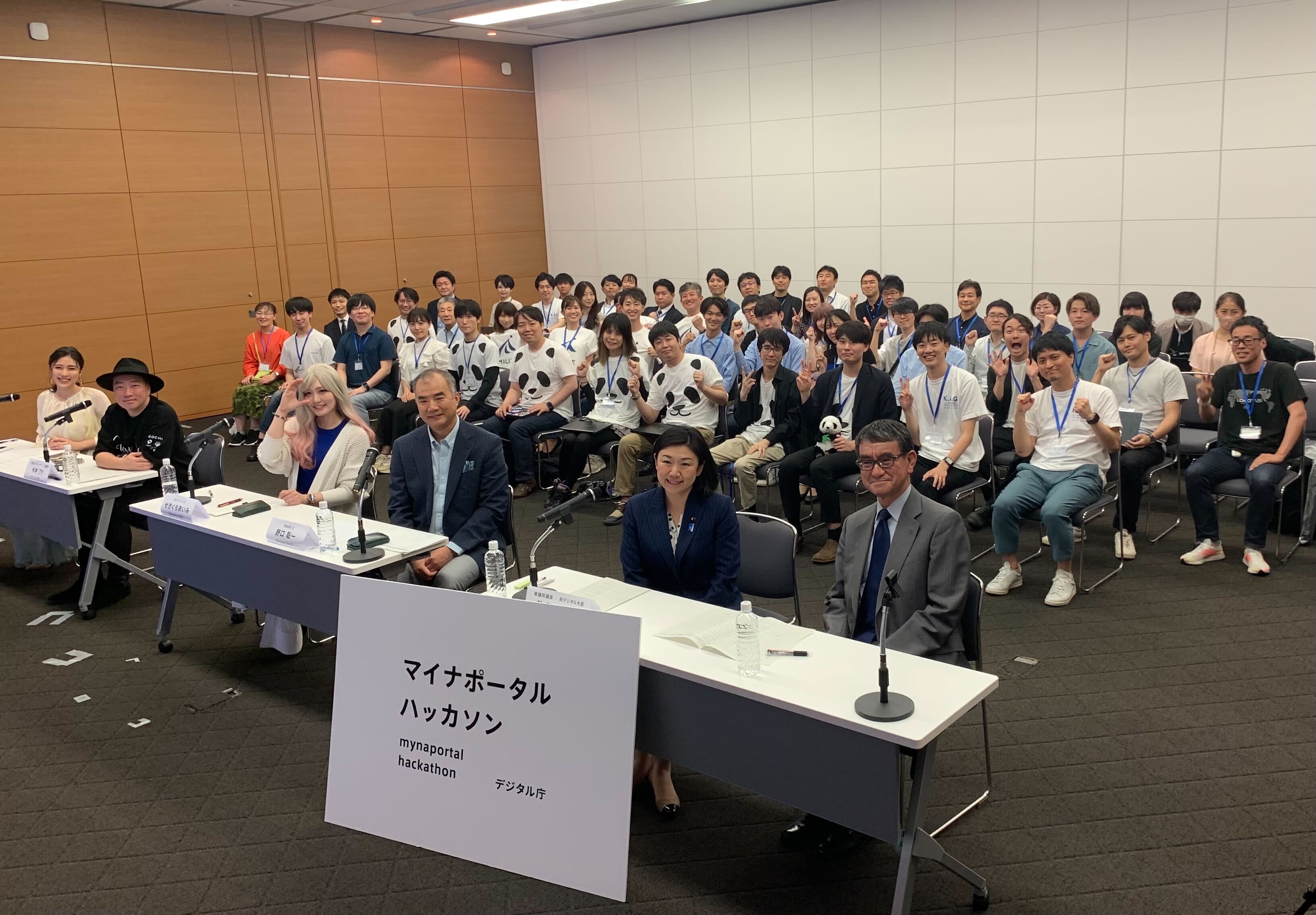 Minister Kono, a group photo of the Mynaportal Hackathon special jury members and participants. From left to right, Ayaka Ikezawa, Ryosuke Imai, Aimi Nakatani Sekiguchi, Soichi Noguchi, Former Minister for Digital Transformation MAKISHIMA Karen, Minister Kono, and hackathons participants in the back row.