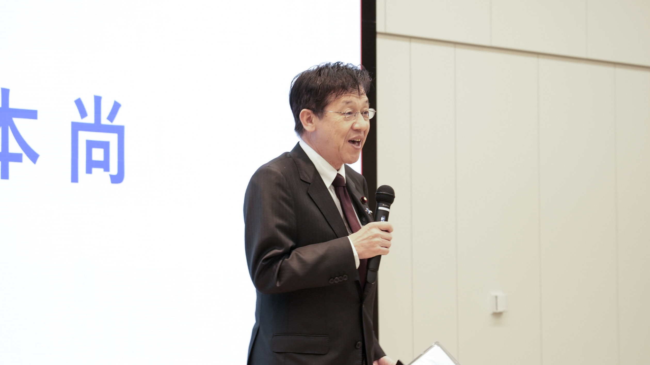 Parliamentary Vice-Minister for Digital Transformation Matumoto greeting the hackathon participants