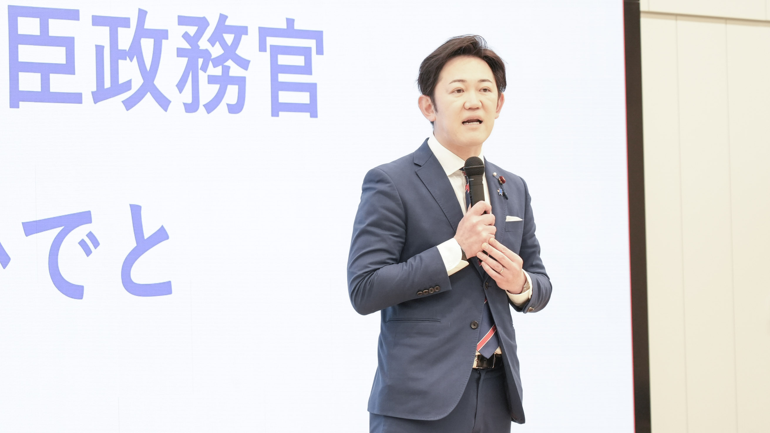 Parliamentary Vice-Minister for Digital Transformation Kawasaki greeting the participants of the hackathon