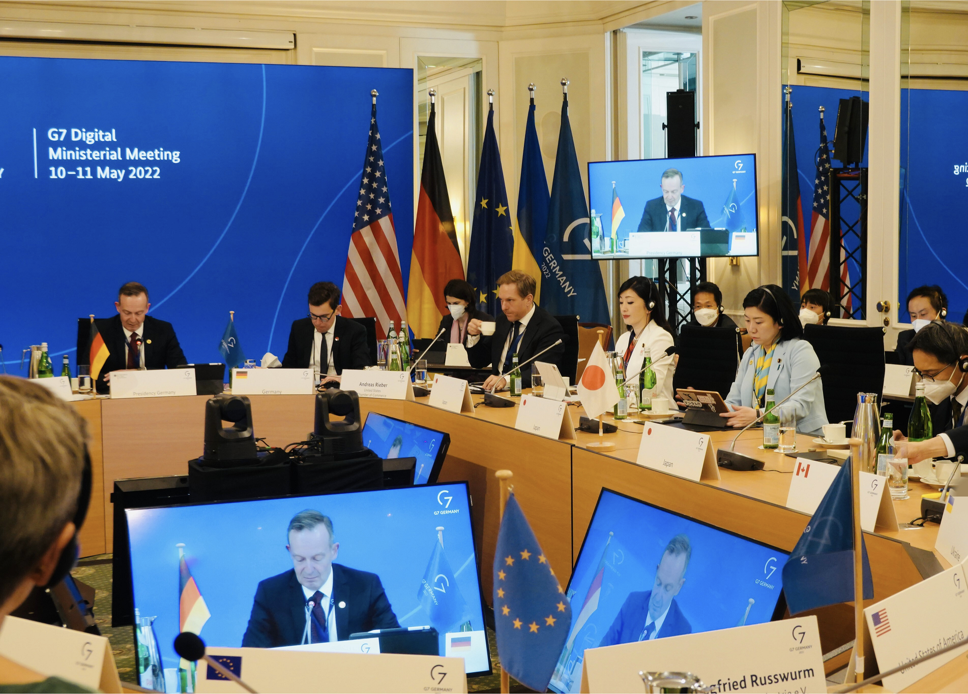 ドイツで開催されたG7デジタル大臣会合の様子。向かって右側の席に、デジタル大臣の姿が写っている。