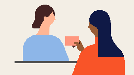 カウンター越しに向かい合う2人の人物を描いたフラットデザインのイラスト。左側には青いトップスを着た明るい肌色の人物がカウンターの内側に立っている。右側にはオレンジ色のトップスを着た濃い肌色の人物が、マイナンバーカードを左側の人物に差し出している。