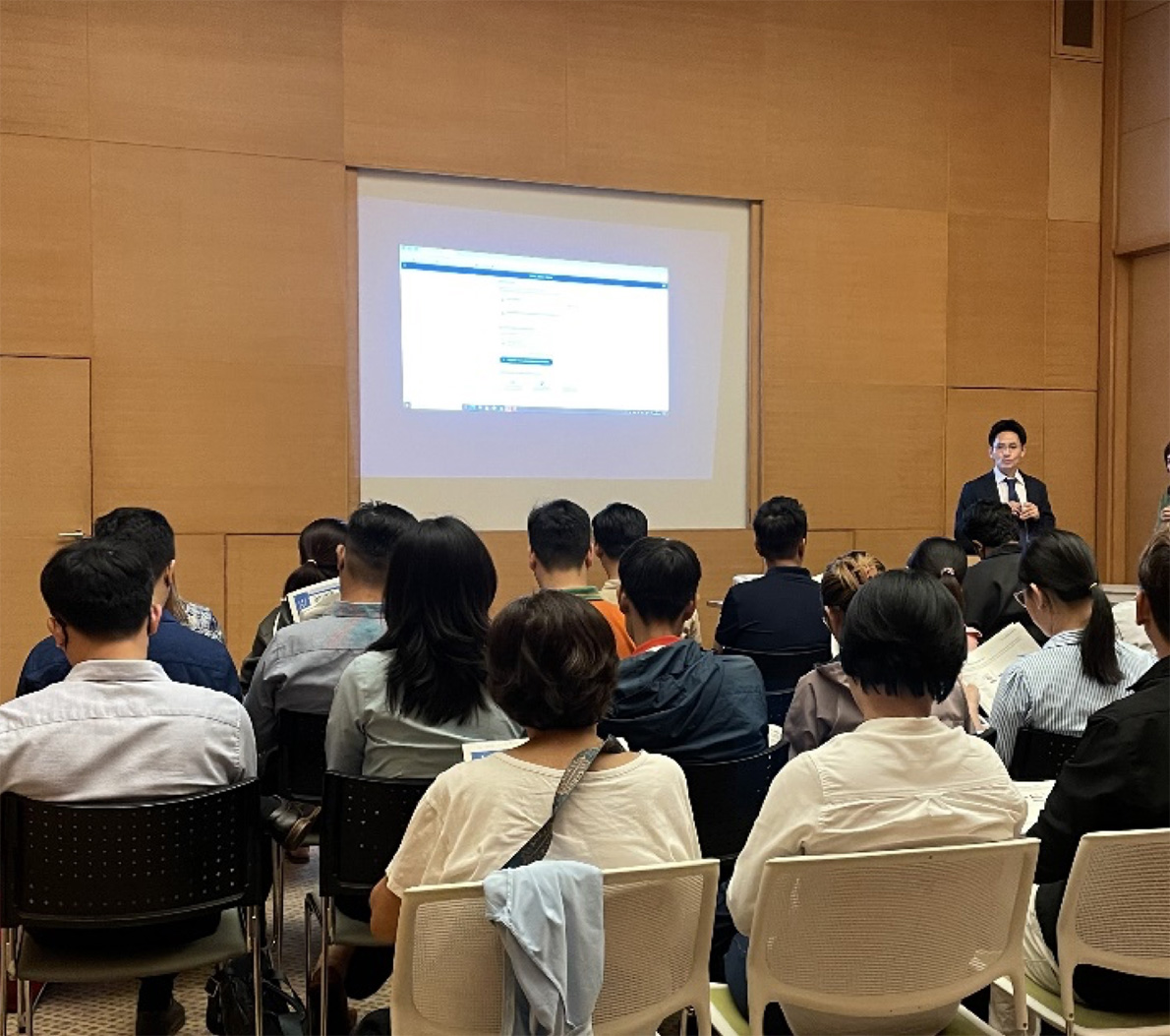 担当者がVisit Japan Webについてプレゼンテーションしている写真。