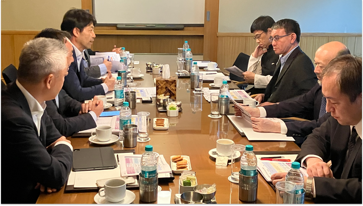 Minister Kono discussing with the Japanese companies in Munbai.