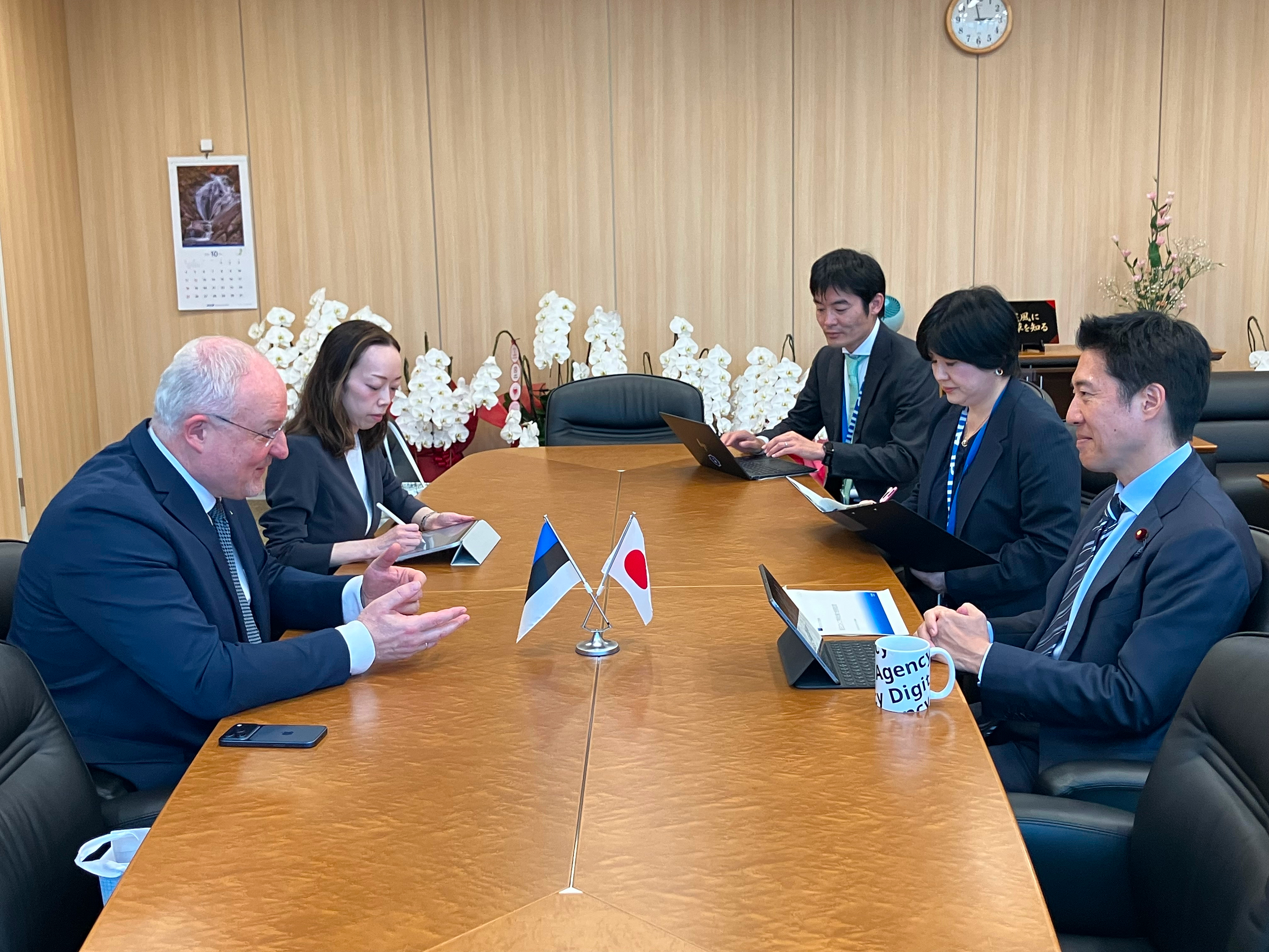 (会談するアンドレス・ウンガ駐日エストニア共和国大使(左)と塩崎デジタル副大臣(右))
