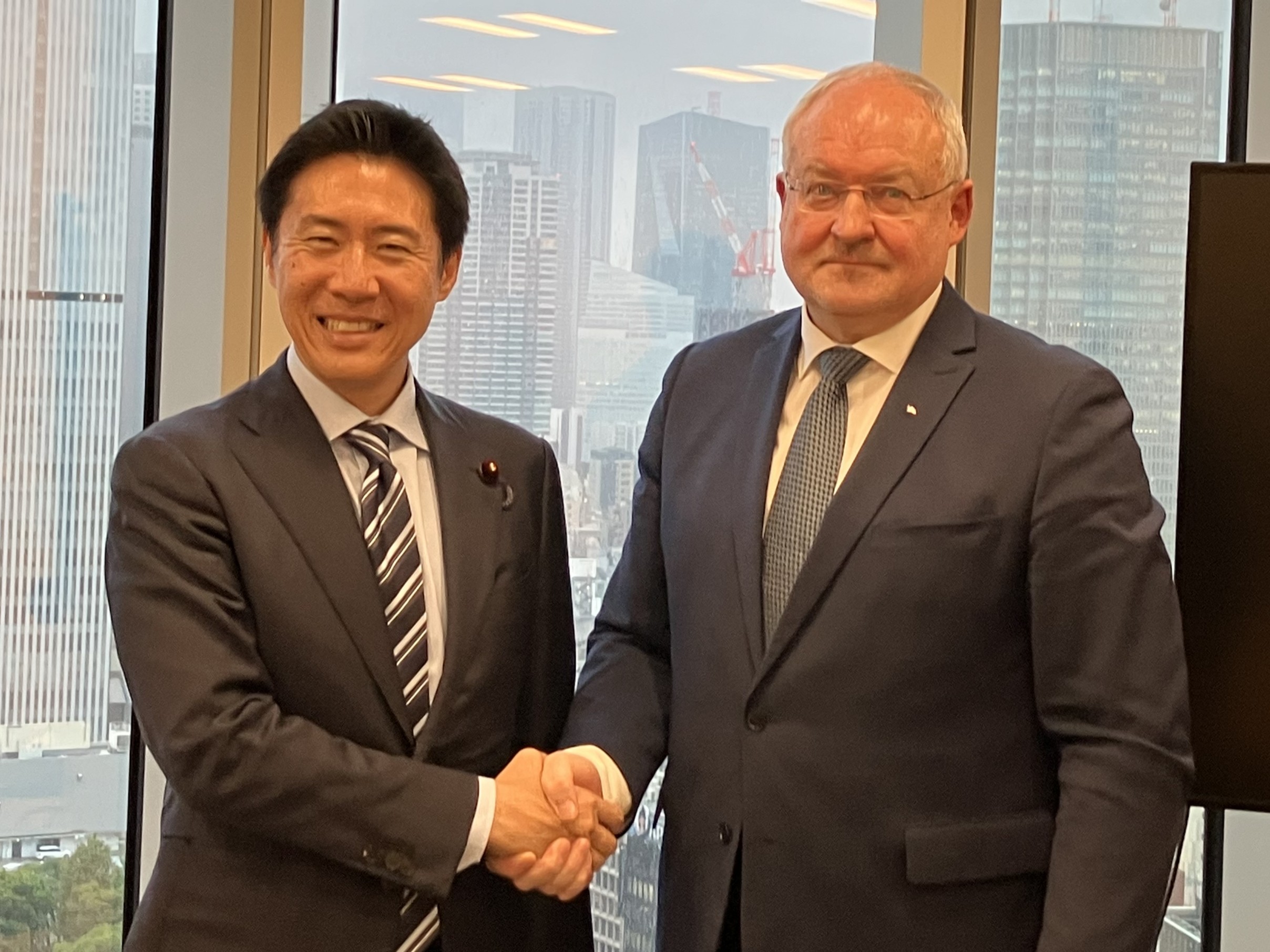 (塩崎デジタル副大臣(左)とアンドレス・ウンガ駐日エストニア共和国大使(右))