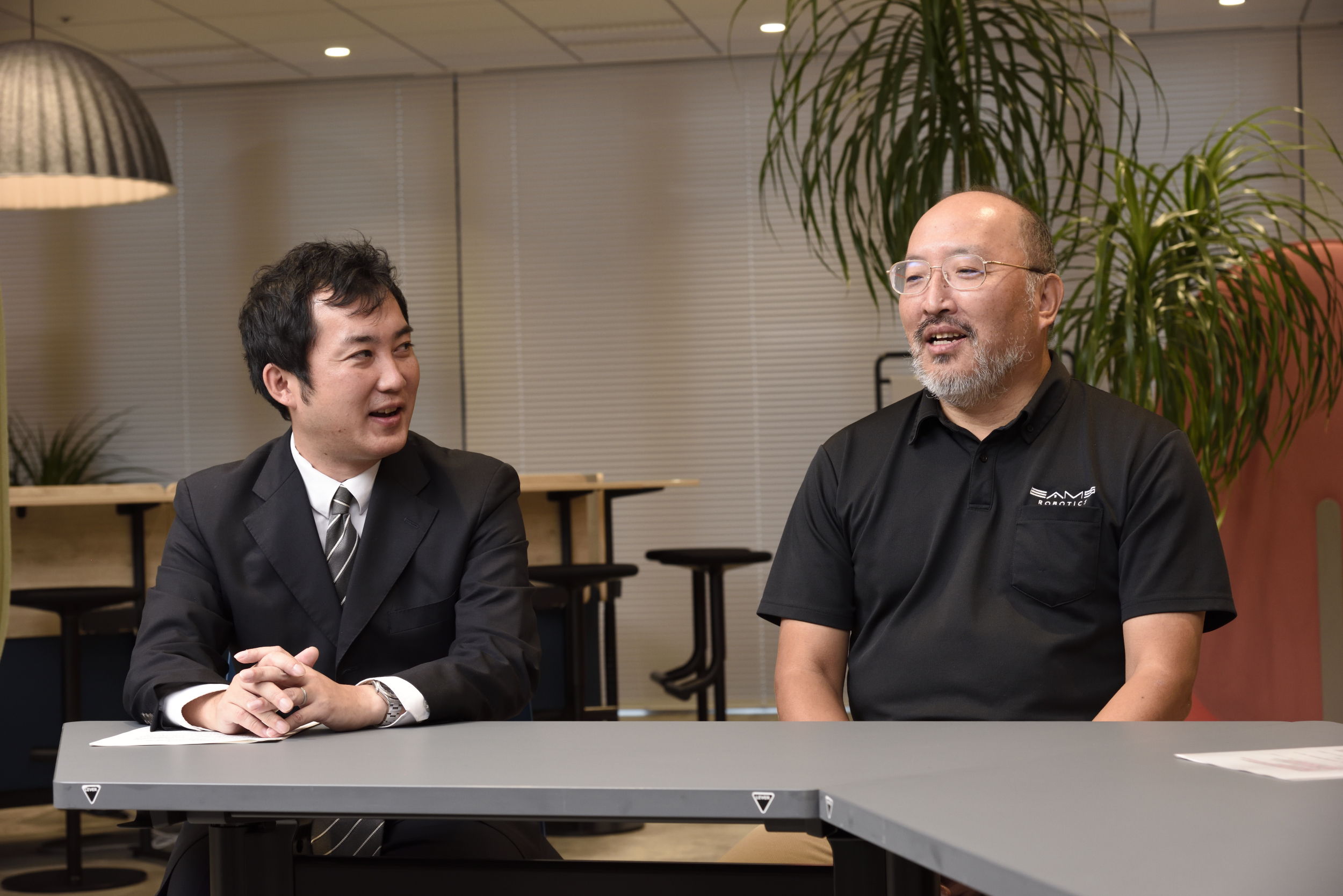 インタビュー事業者の対談の様子。左から岡田氏、曽谷氏