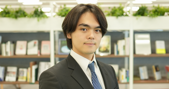 島宗 昂生（しまむね　こうき）さんの写真。正面を向いて上半身が写っている