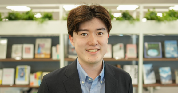 松野 知紀（まつの　ともき）さんの写真。正面を向いて上半身が写っている