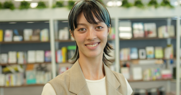 梅田 安菜（うめだ　あんな）さんの写真。正面を向いて上半身が写っている