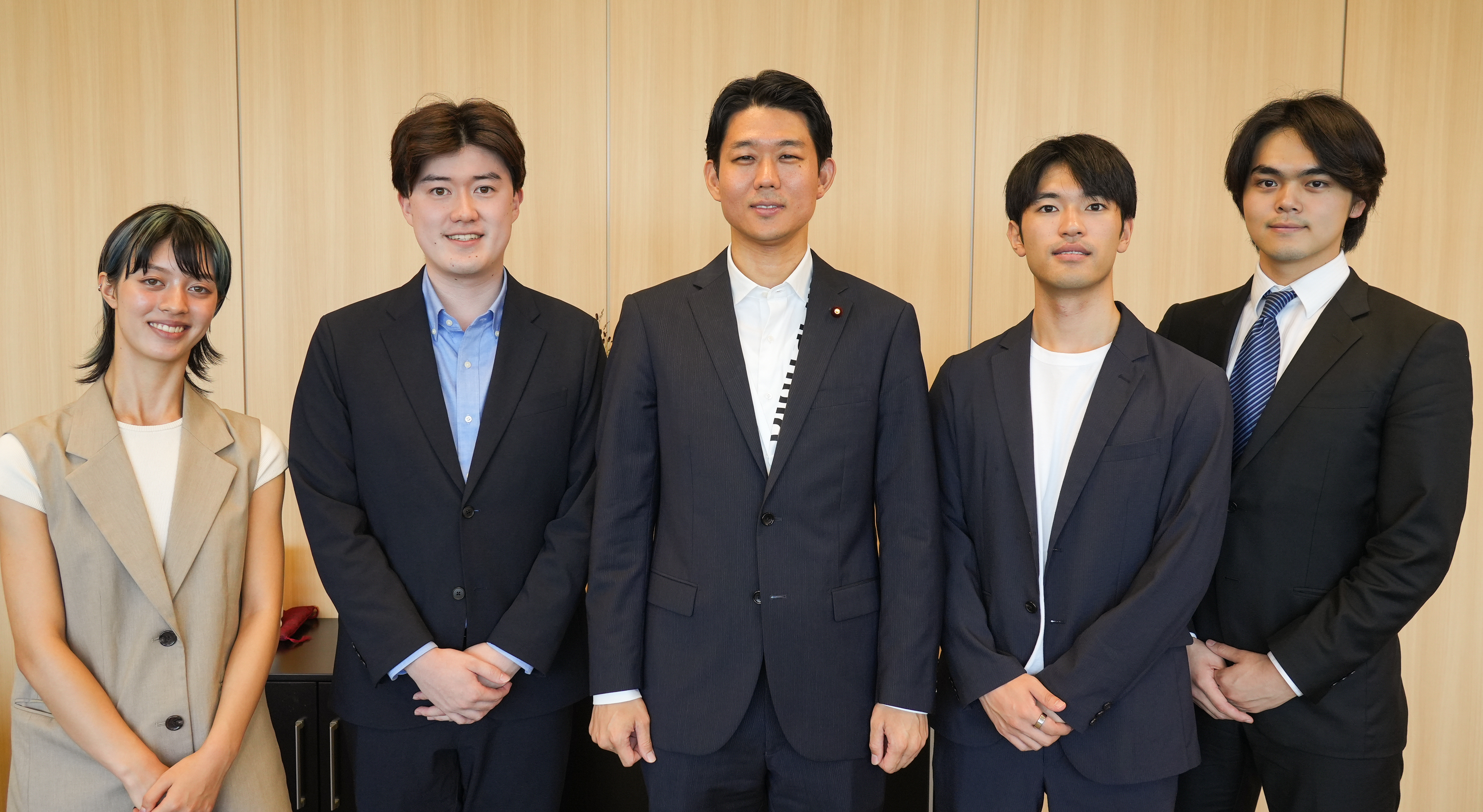 中央に岸デジタル大臣政務官、両脇にハーバード大学とケンブリッジ大学の学生4名の集合写真