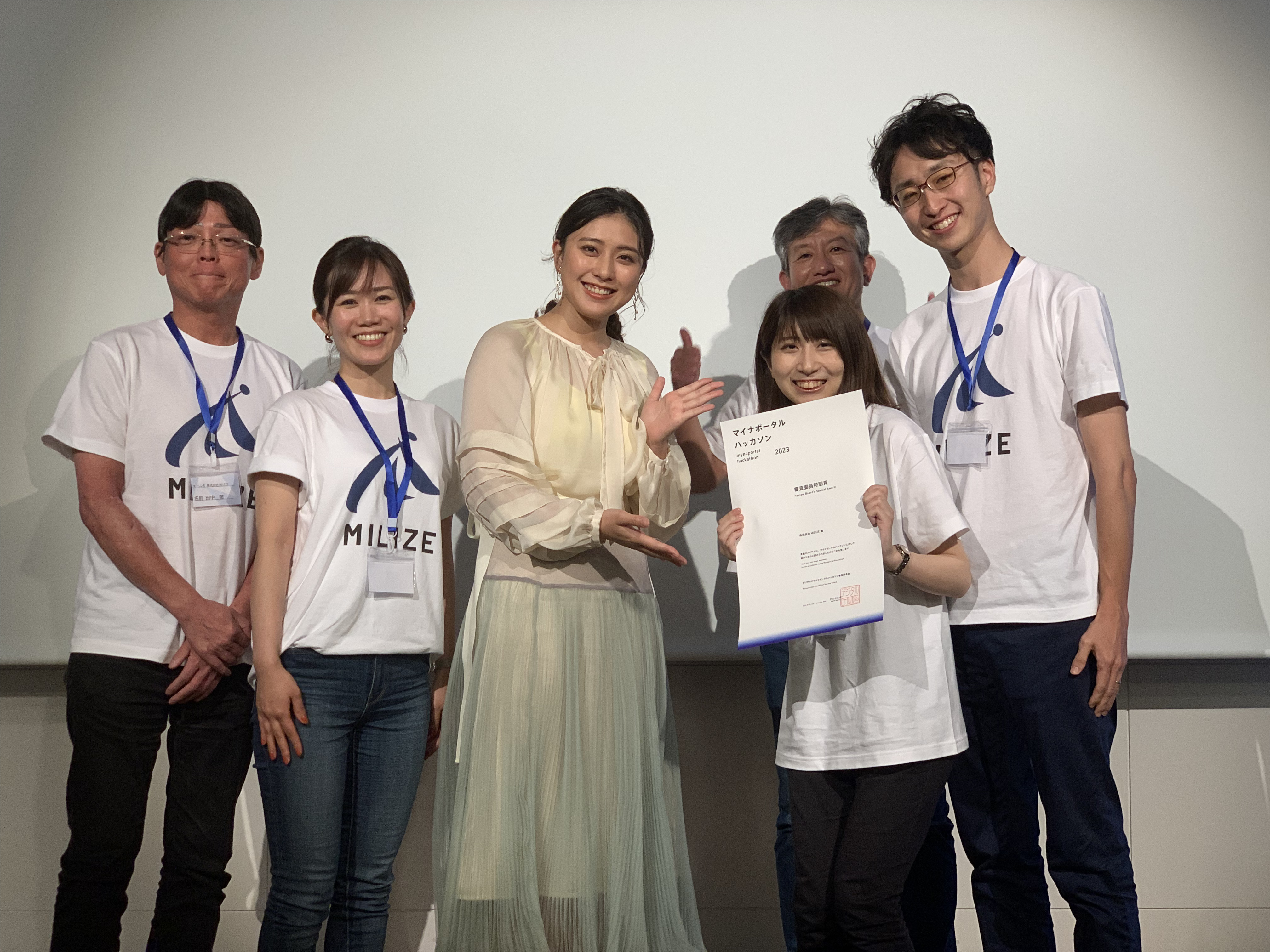 特別審査委員池田氏と株式会社MILIZEチームの記念写真