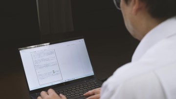 ガバメントAI 源内を利用して翻訳結果を確認する冨安デジタル審議官