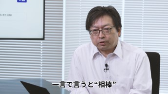 ガバメントAI 源内の活用について説明する冨安デジタル審議官