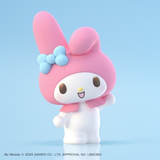 水色の背景の前に立っている、ピンクのずきんと水色のリボンを身に着けた、サンリオキャラクター「マイメロディ」のイラスト
