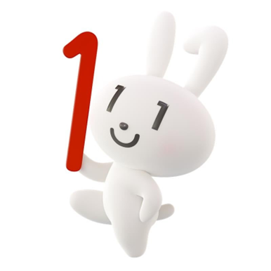 赤い数字の1を掲げて右足を上げて立っている、シロウサギの妖精の「マイナちゃん」のイラスト