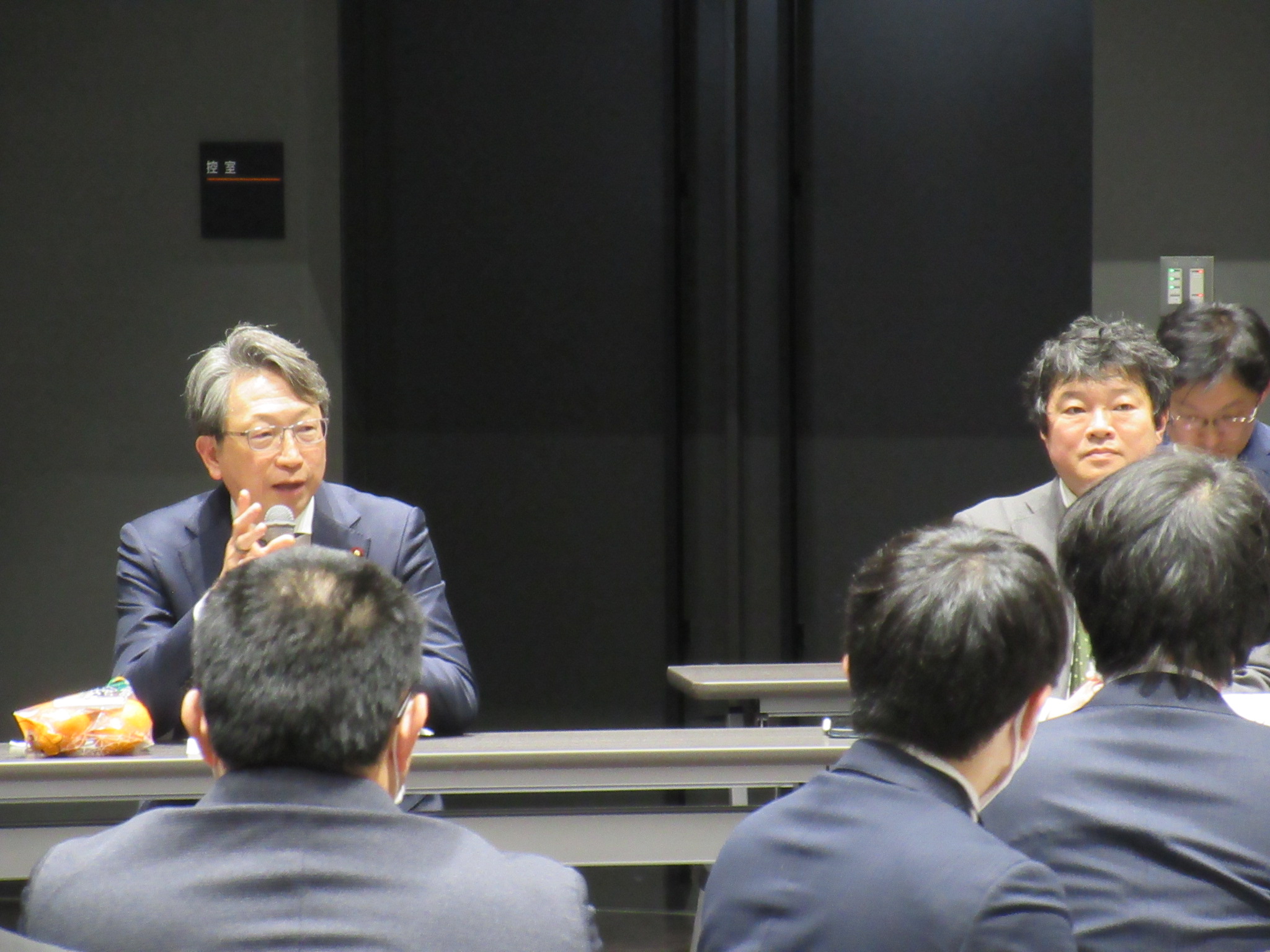 平デジタル大臣がAIアイデアソンの総評について話している様子。