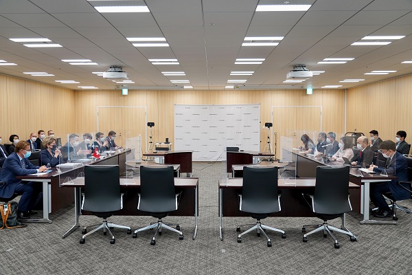 Photo of the conference scene. Karen MAKISHIMA, then Minister for Digital and H.E. Mr. Ignazio CASSIS, President and Head of the Federal Department of Foreign Affairs of the Swiss Confederation are exchanging their views.