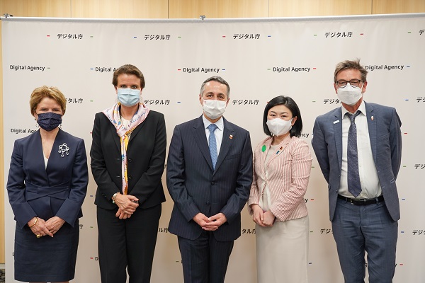 Photo of 5 people. Karen MAKISHIMA, then Minister for Digital and H.E. Mr. Ignazio CASSIS, President and Head of the Federal Department of Foreign Affairs of the Swiss Confederation, are standing in the center of 5 people.