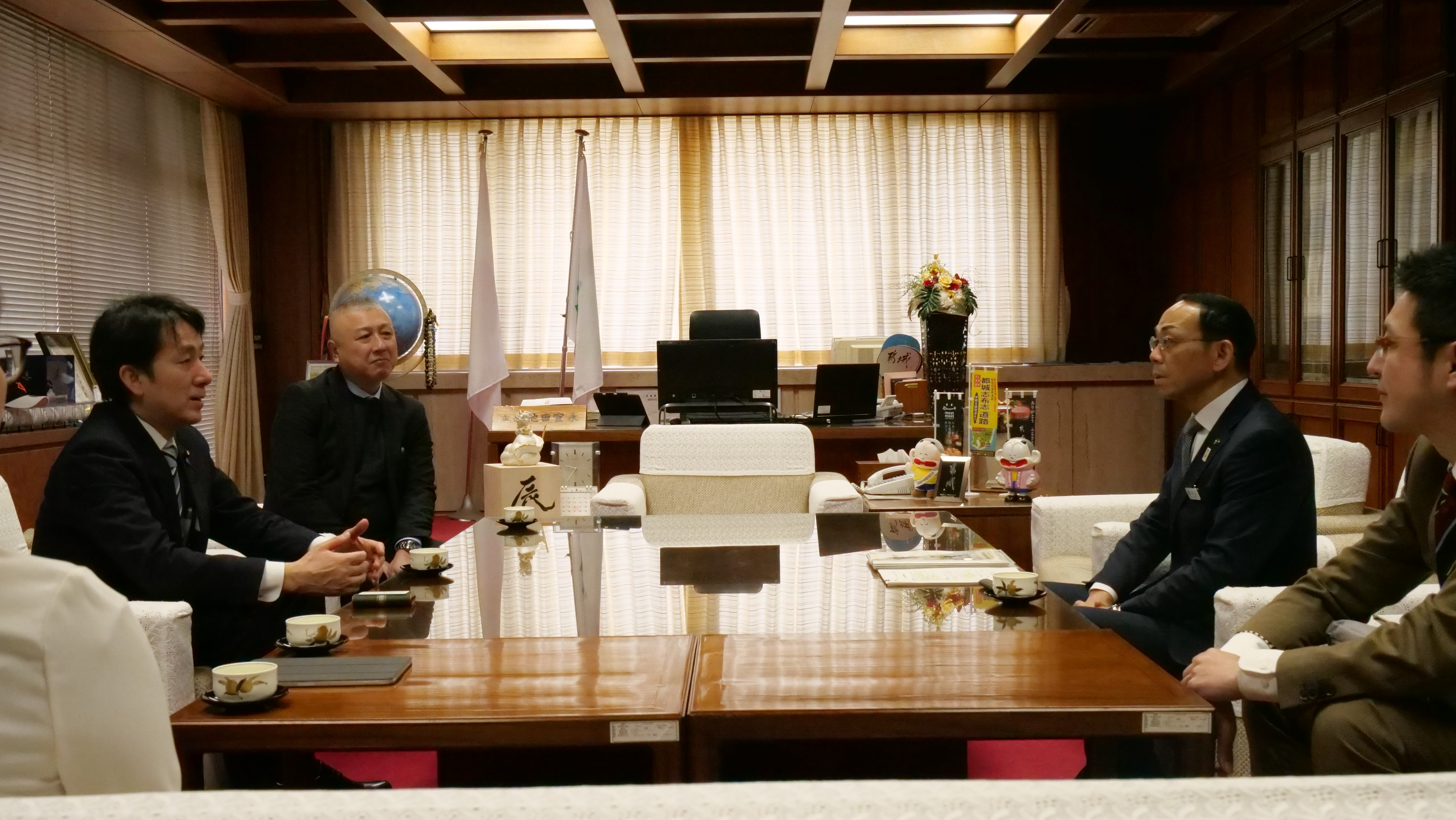 Exchanging views with Mayor Takahisa Ikeda in public office, Miyakonojo City