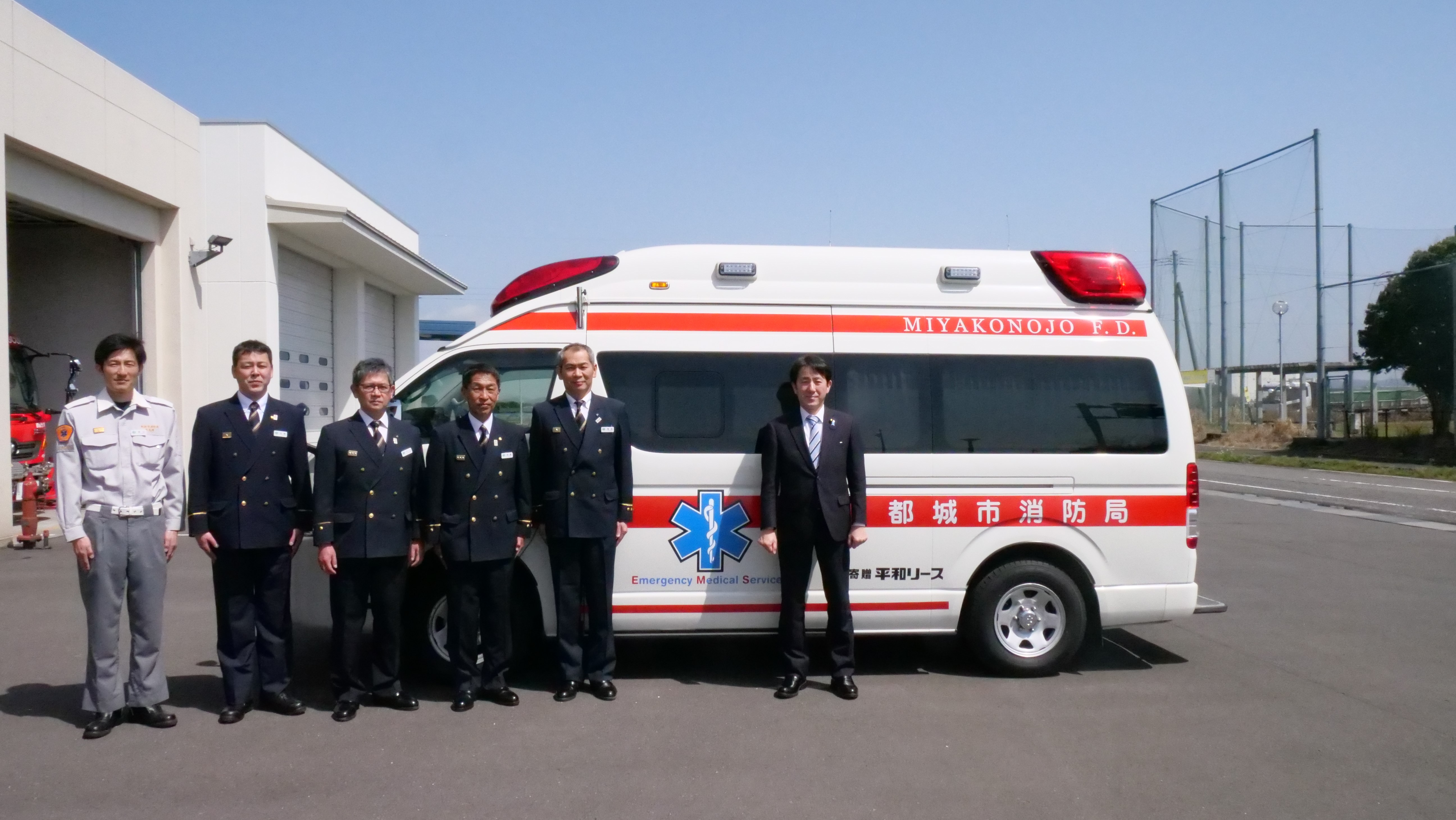 A group photo of Senior Vice-Minister of Digital ISHIKAWA and officials of the Fujisawa Kita Fire Station.