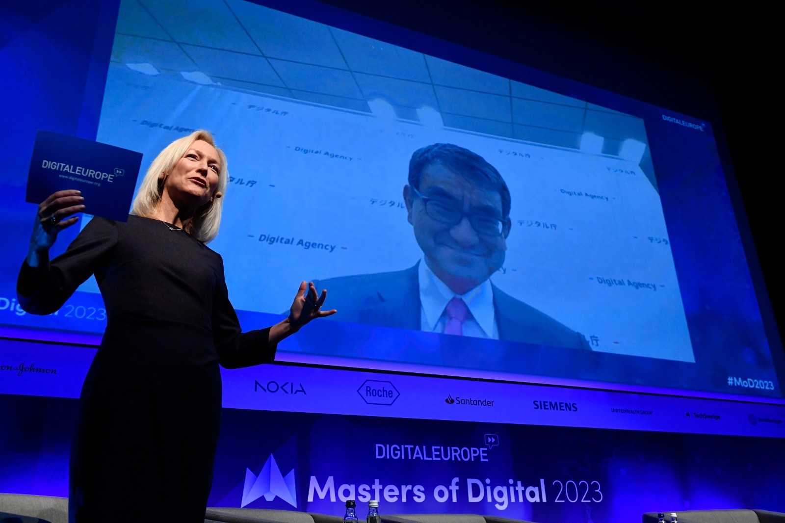 「Masters of Digital」の2023年会議会場の様子。会場のモニター画面にはオンライン参加する河野大臣の姿が映っている