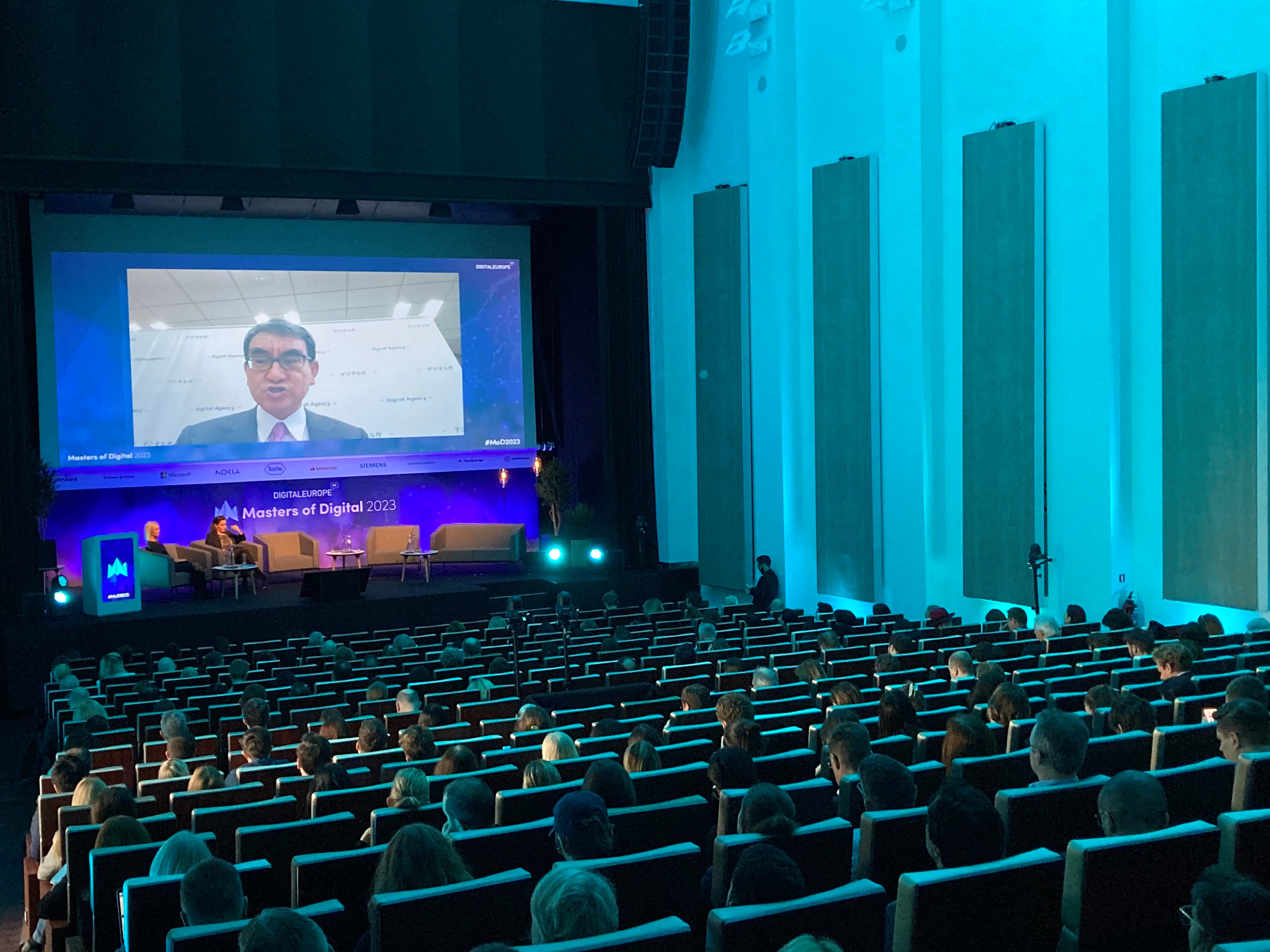 「Masters of Digital」の2023年会議会場の様子。会場のモニター画面にはオンライン参加する河野大臣の姿が映っている