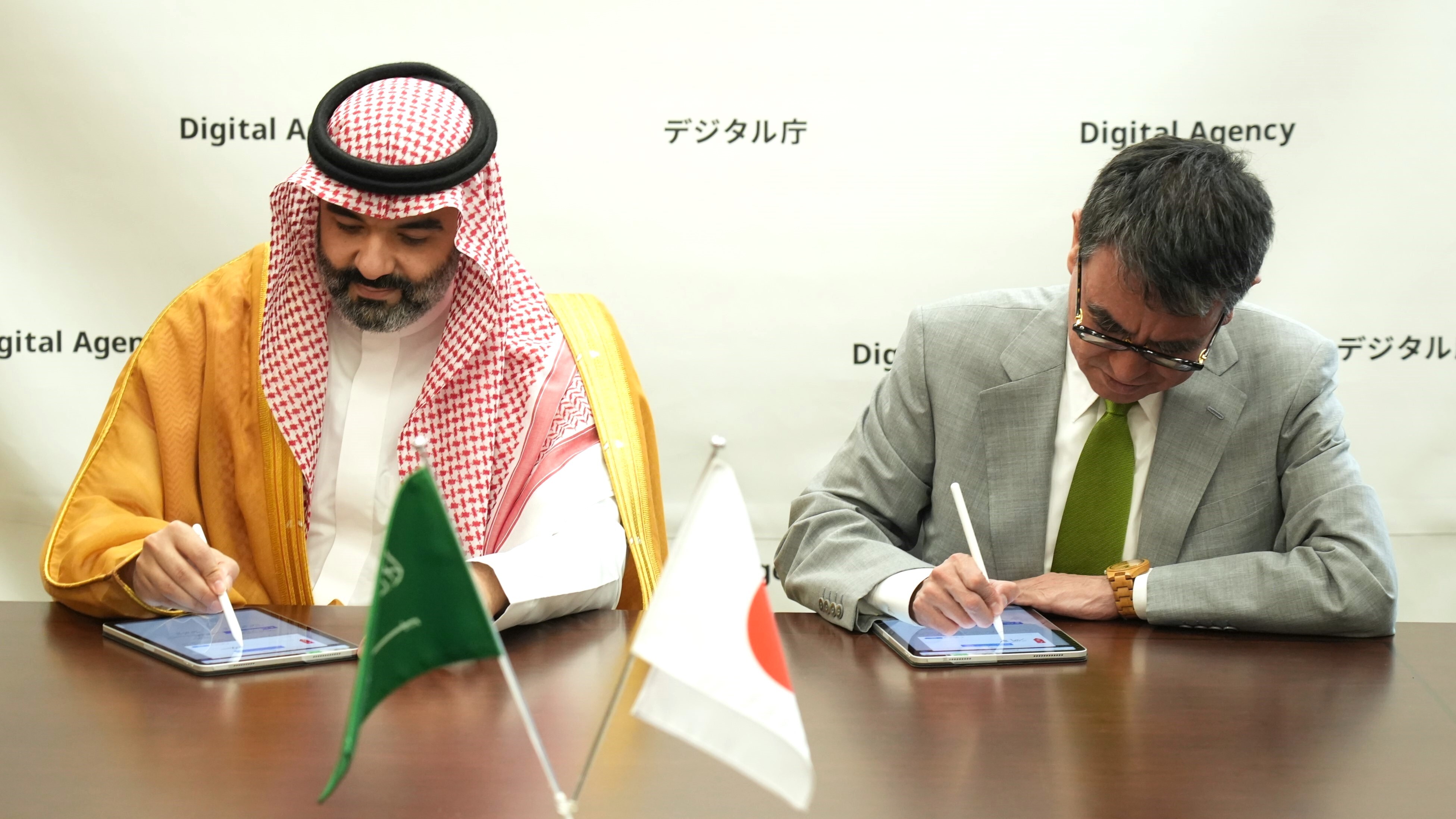 Photo of Minister Alswaha (left) and Minister Kono (right) signing Memorandum of Cooperation.