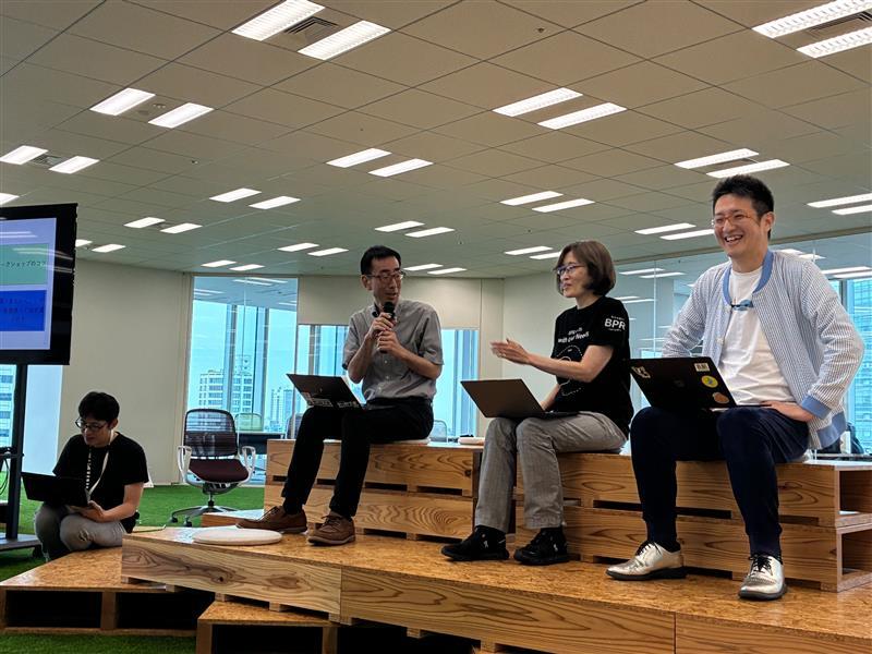 参加者に向けてアドバイザー3名がトークセッションをしている写真