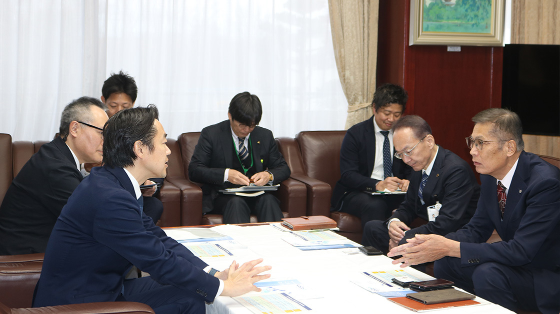 朝日町役場の町長公室にて、穂坂デジタル副大臣が笹原町長と山崎副町長と座りながら懇談する様子