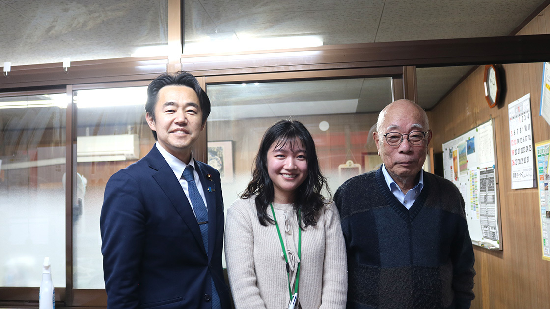 集合写真。左から穂坂デジタル副大臣、朝日町地域おこし協力隊の松本さん、近江代表取締役が立って並んでいる