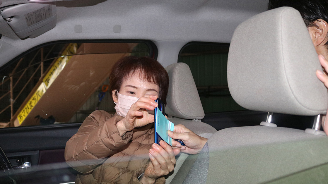 ノッカル乗車後、マイナンバーカードをかざし、LoCoPiあさひまちのチケットを使い決済する様子