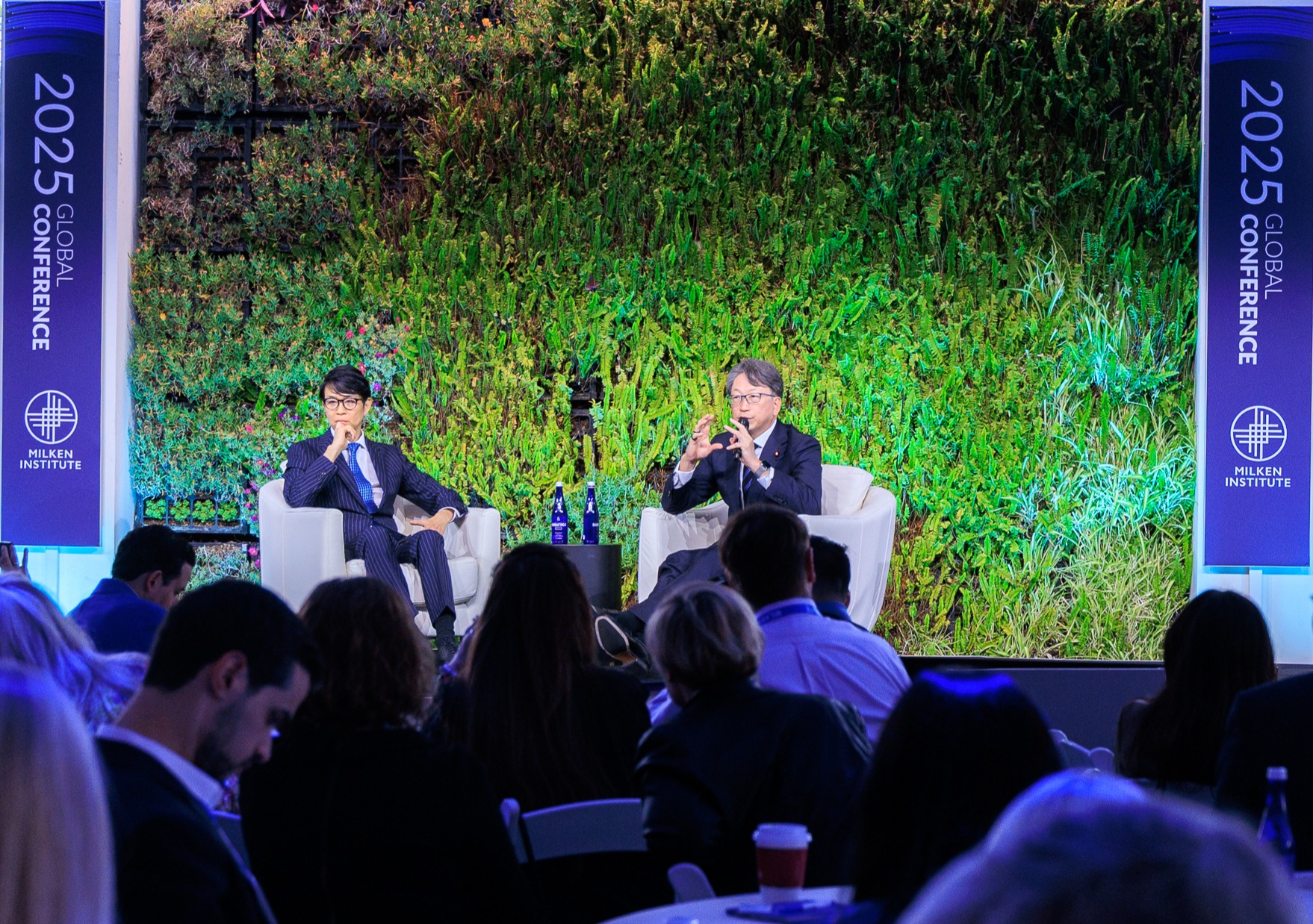Photo of Digital Minister Taira speaking at the session. He is on the right and Mizuno CEO on the left.