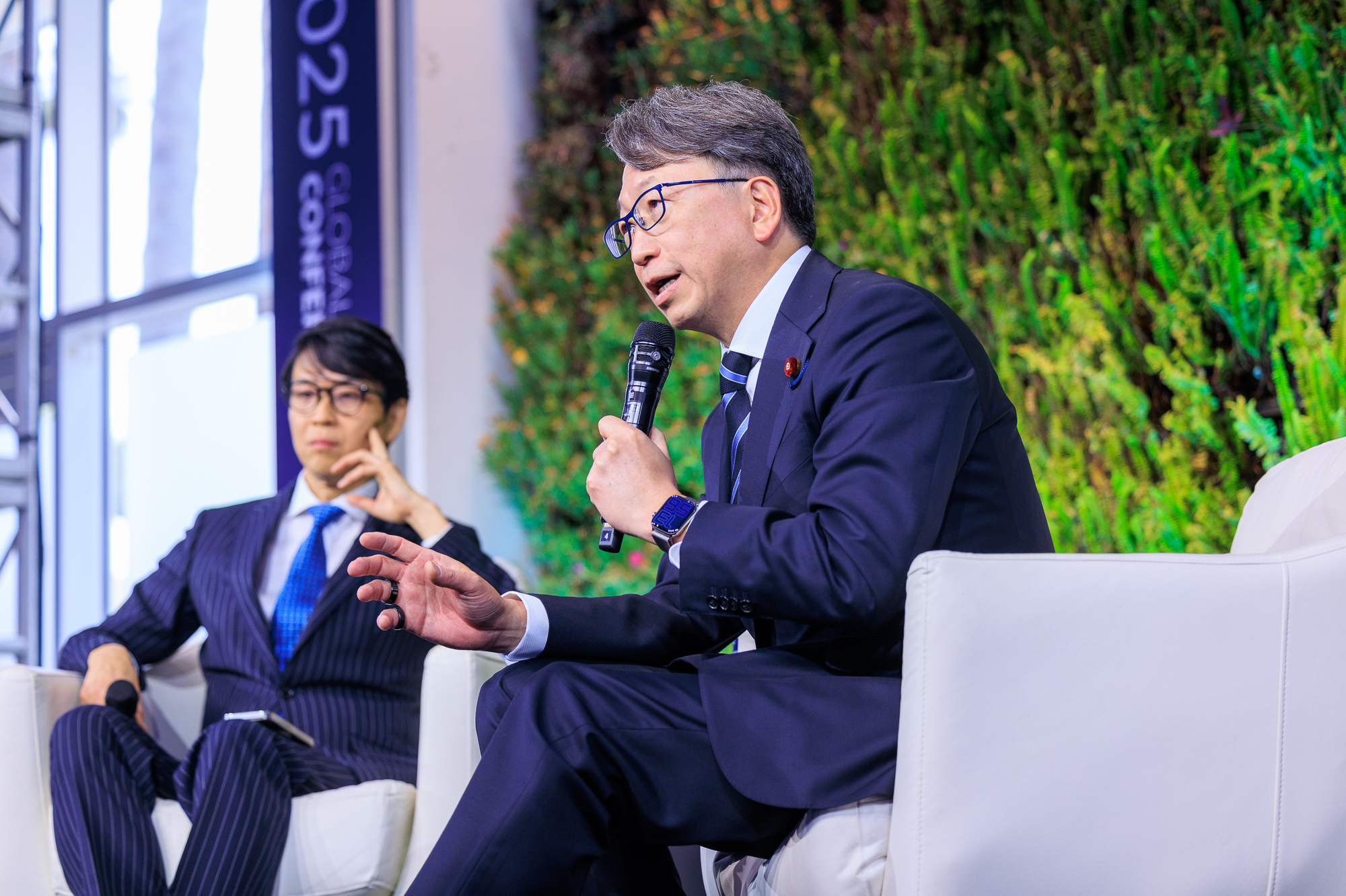 Photo of Digital Minister Taira speaking at the session. He is on the right and Mizuno CEO on the left.