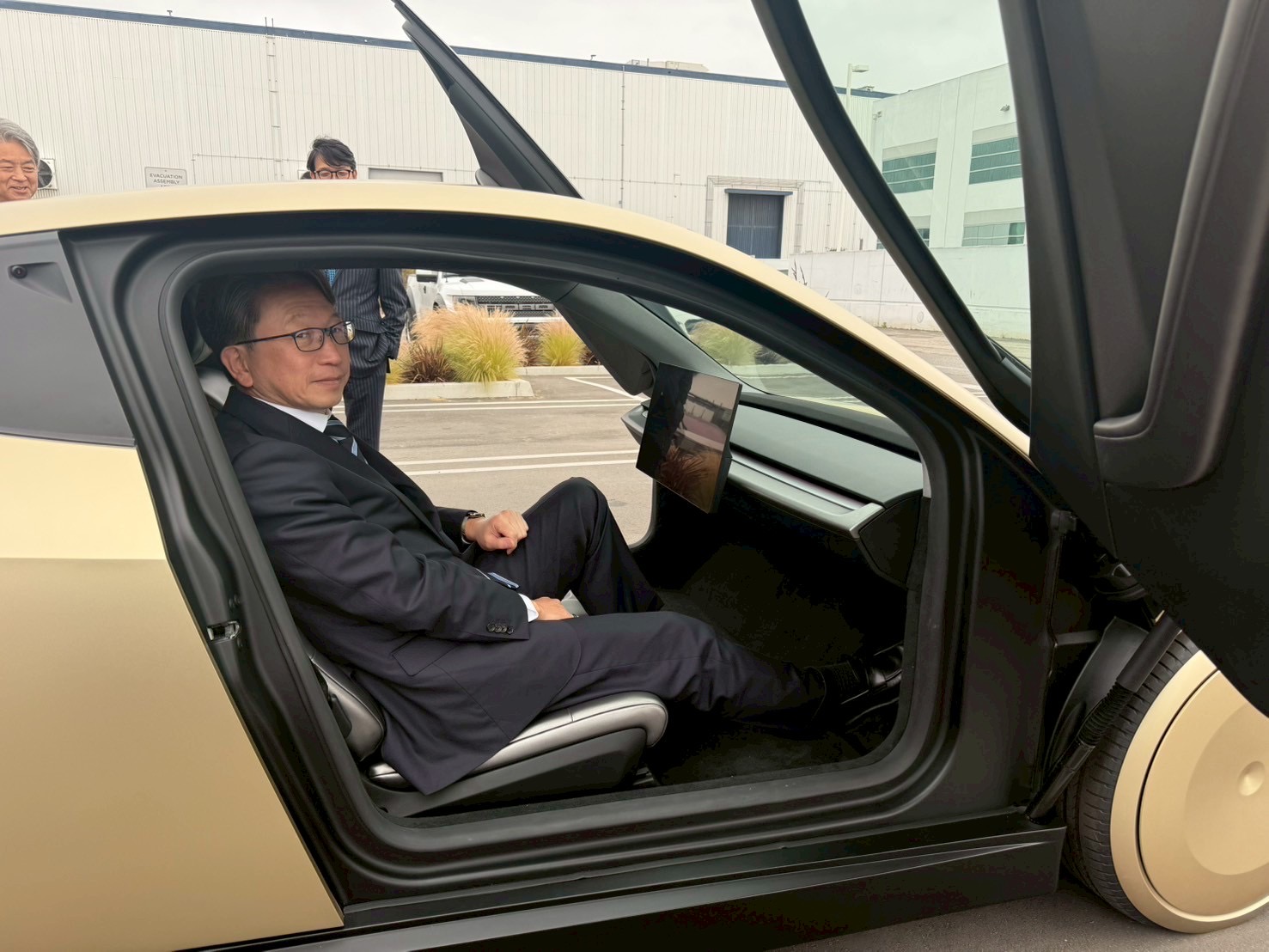 自動運転車の運転席に平デジタル大臣が座っている様子
