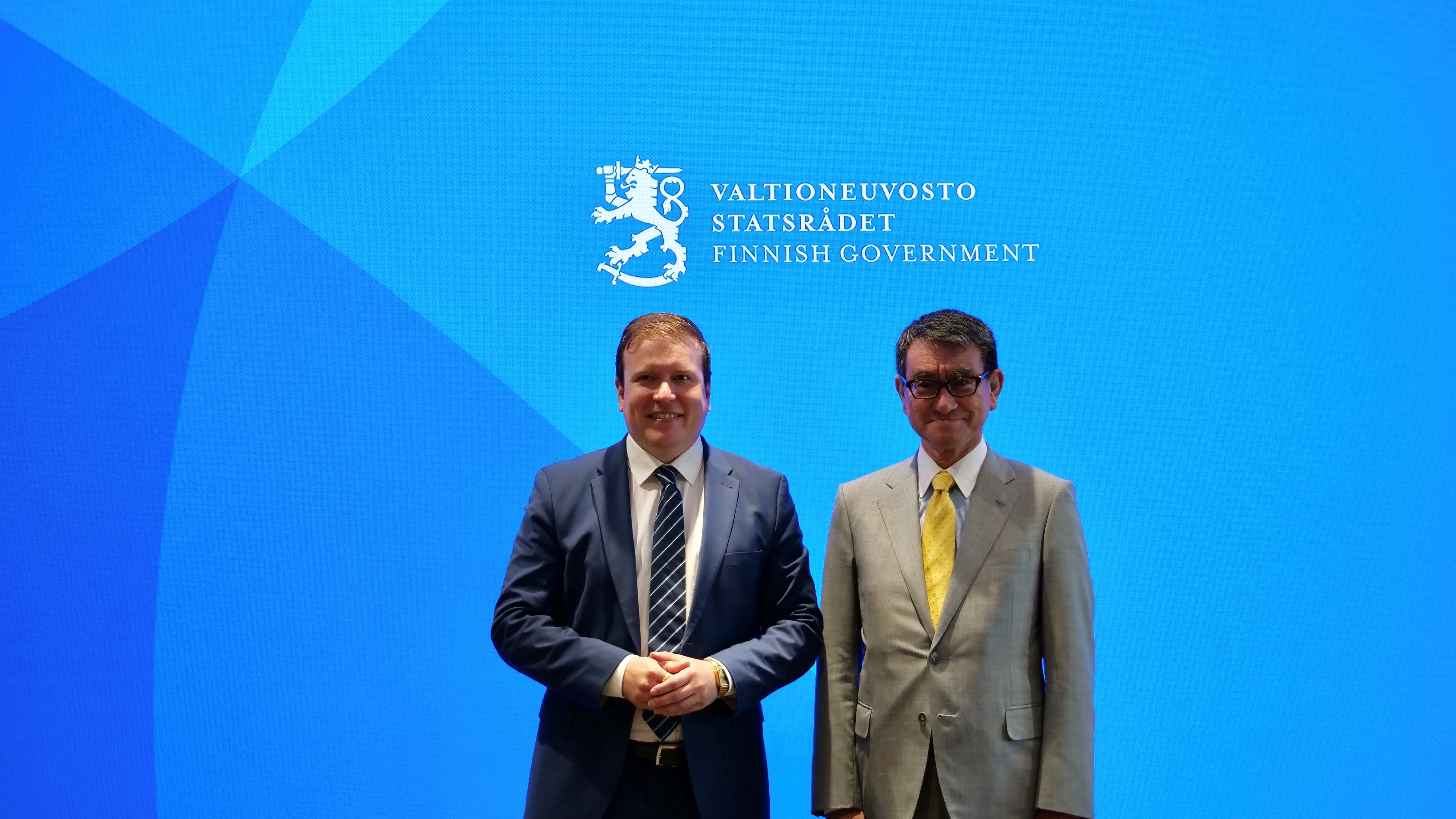 左にヴィッレ・タヴィオ外国貿易・開発大臣、右に河野デジタル大臣が並んで写っている。