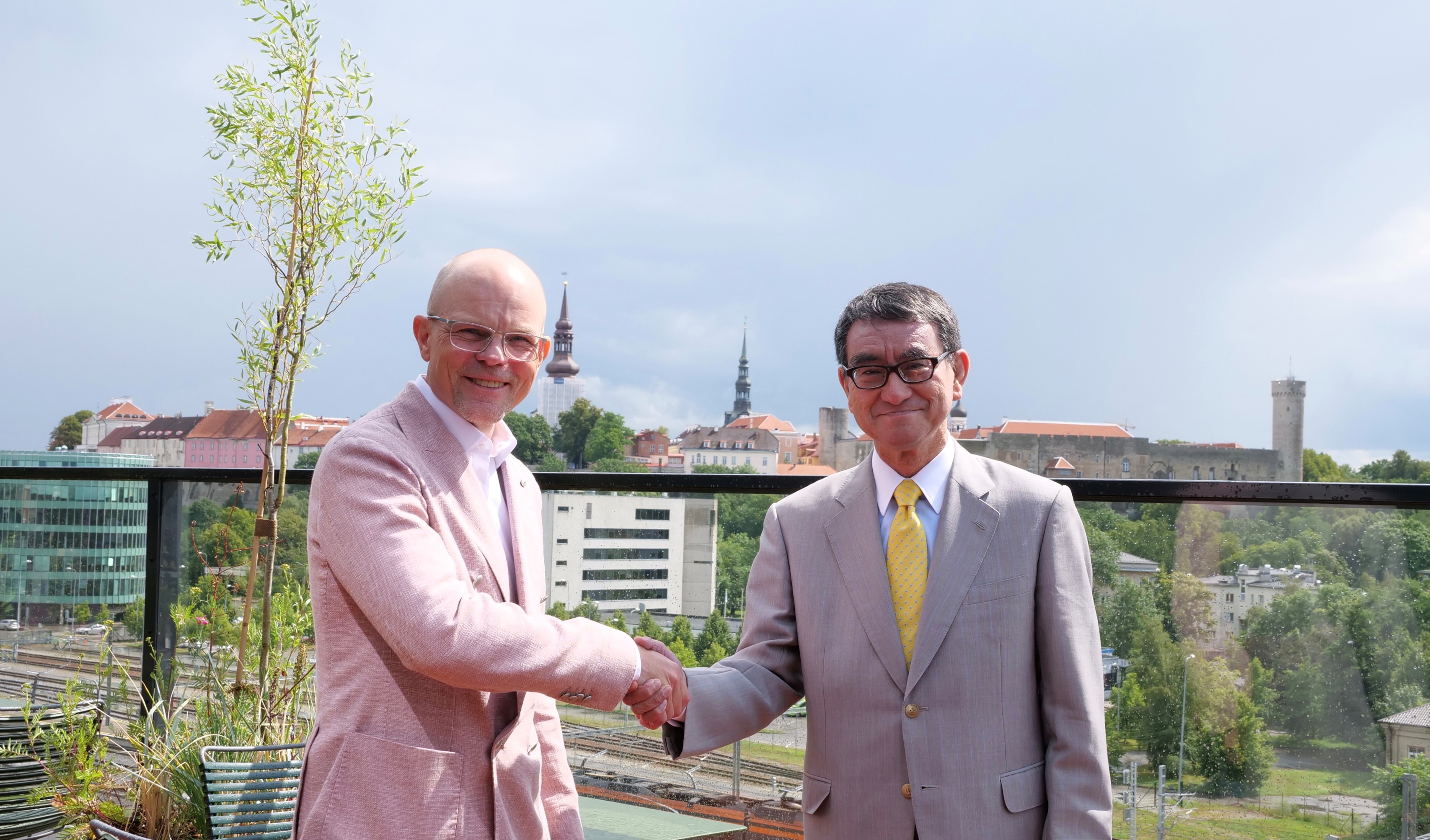 Photo of Mr. Tiit Riisalo, Minister of Economic Affairs and Information Technology (left) and Minister Kono (right) shaking hands.