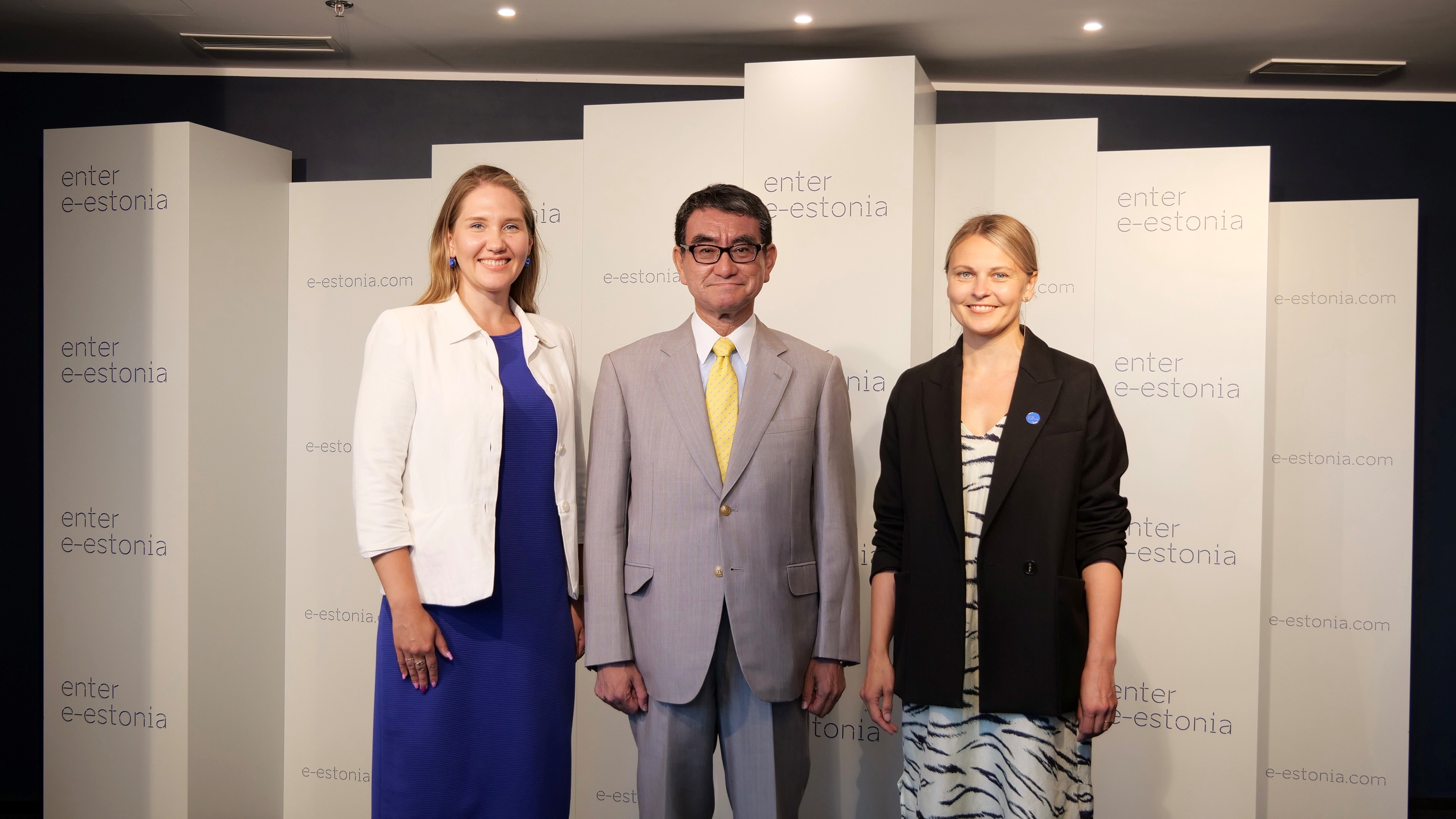 Photo at the e-Estonia Briefing Center. Minister Kono is standing in the center of the group photo of the three.