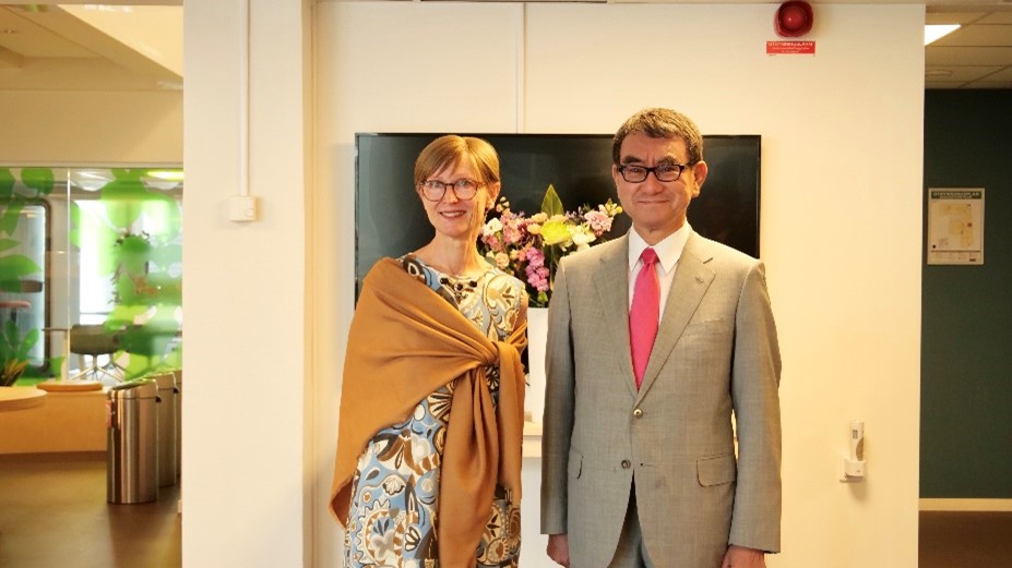 Photo of Minister Kono (right) and the member from the Swedish eHealth Agency (left) standing.