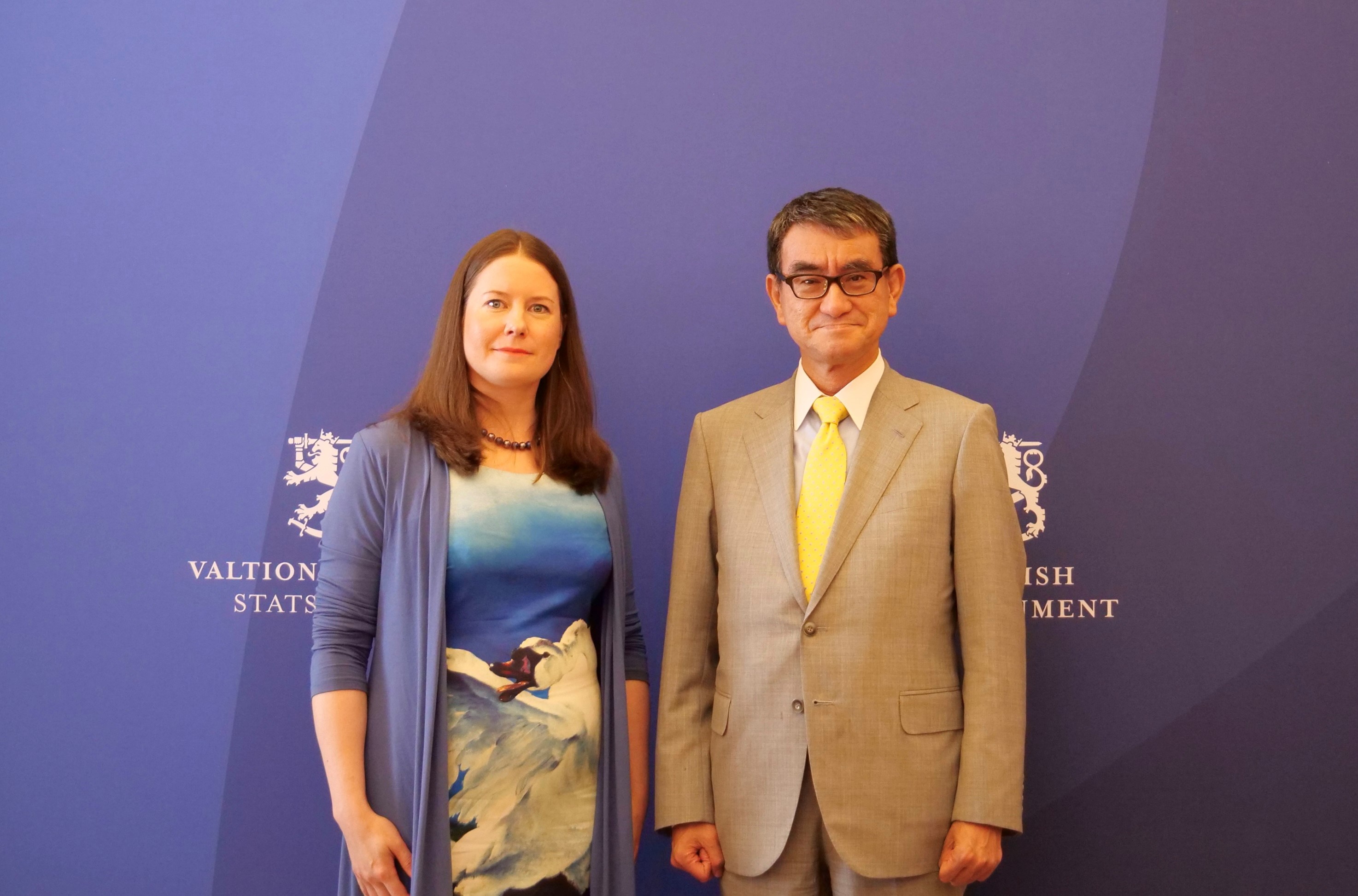 Photo of Ms. Elina Laavi, the State Secretary of the Ministry of Finance (left) and Minister Kono (right) standing.