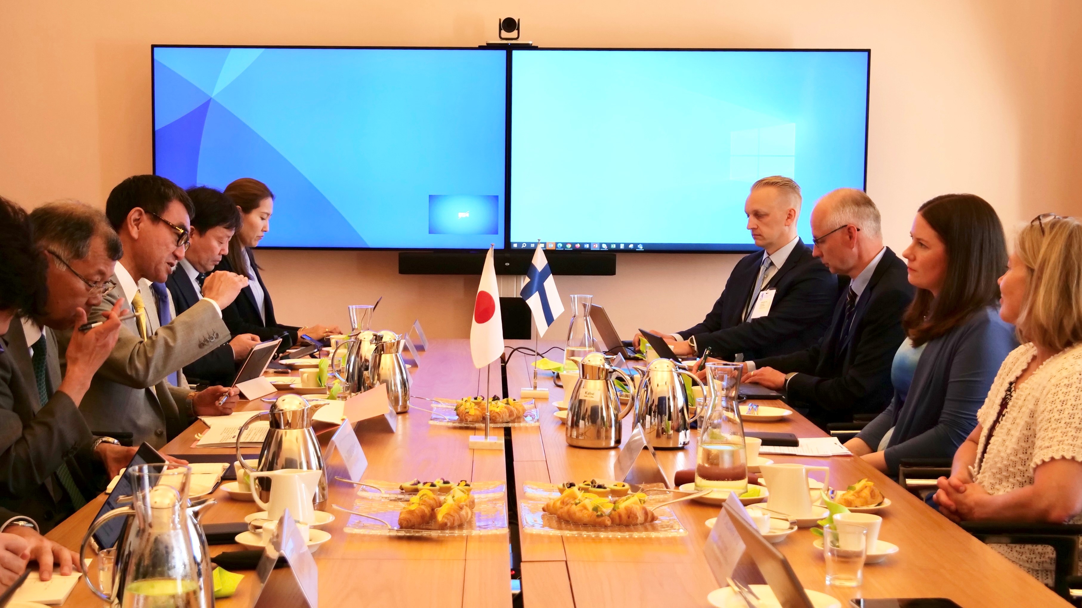 Photo of Minister Kono having meeting with the Ministry of Finance and the Digital and Population Data Services Agency.