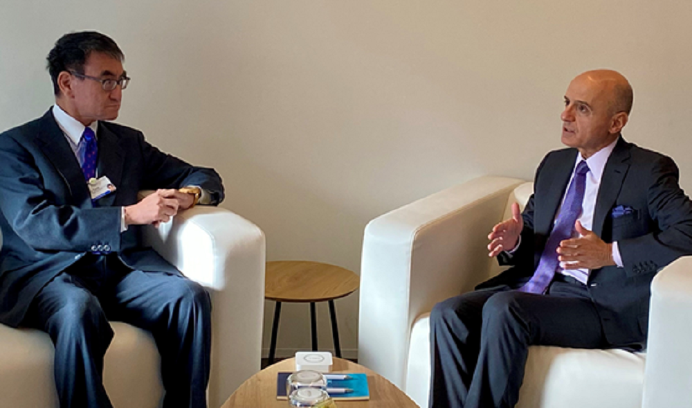 河野大臣とアーデル・アル・ジュベイル・サウジアラビア王国外務担当国務大臣の対談の様子