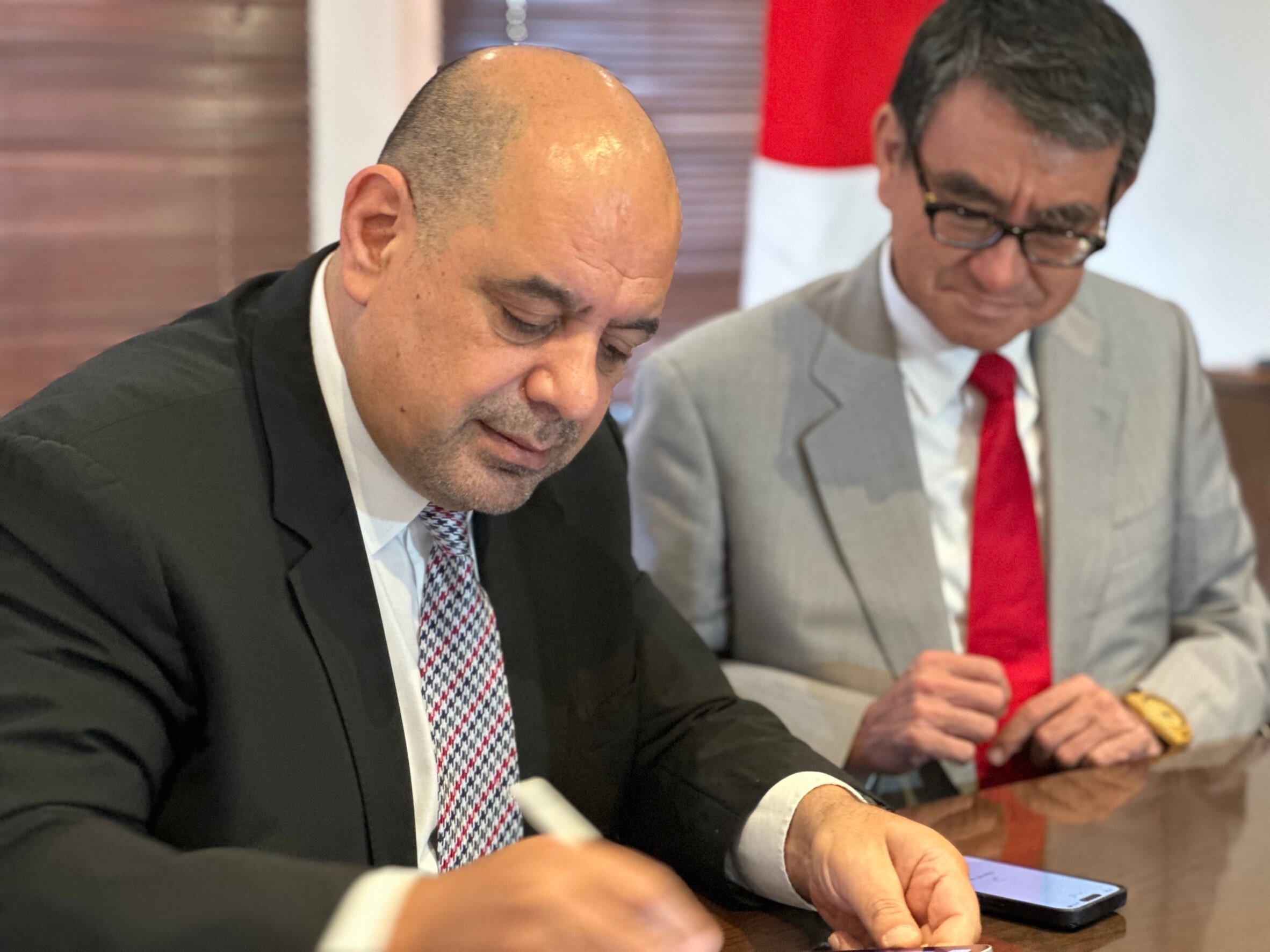 Photo of Minister AI-Hanandeh (left) and Minister Kono (right) signing the Memorandum of Cooperation.
