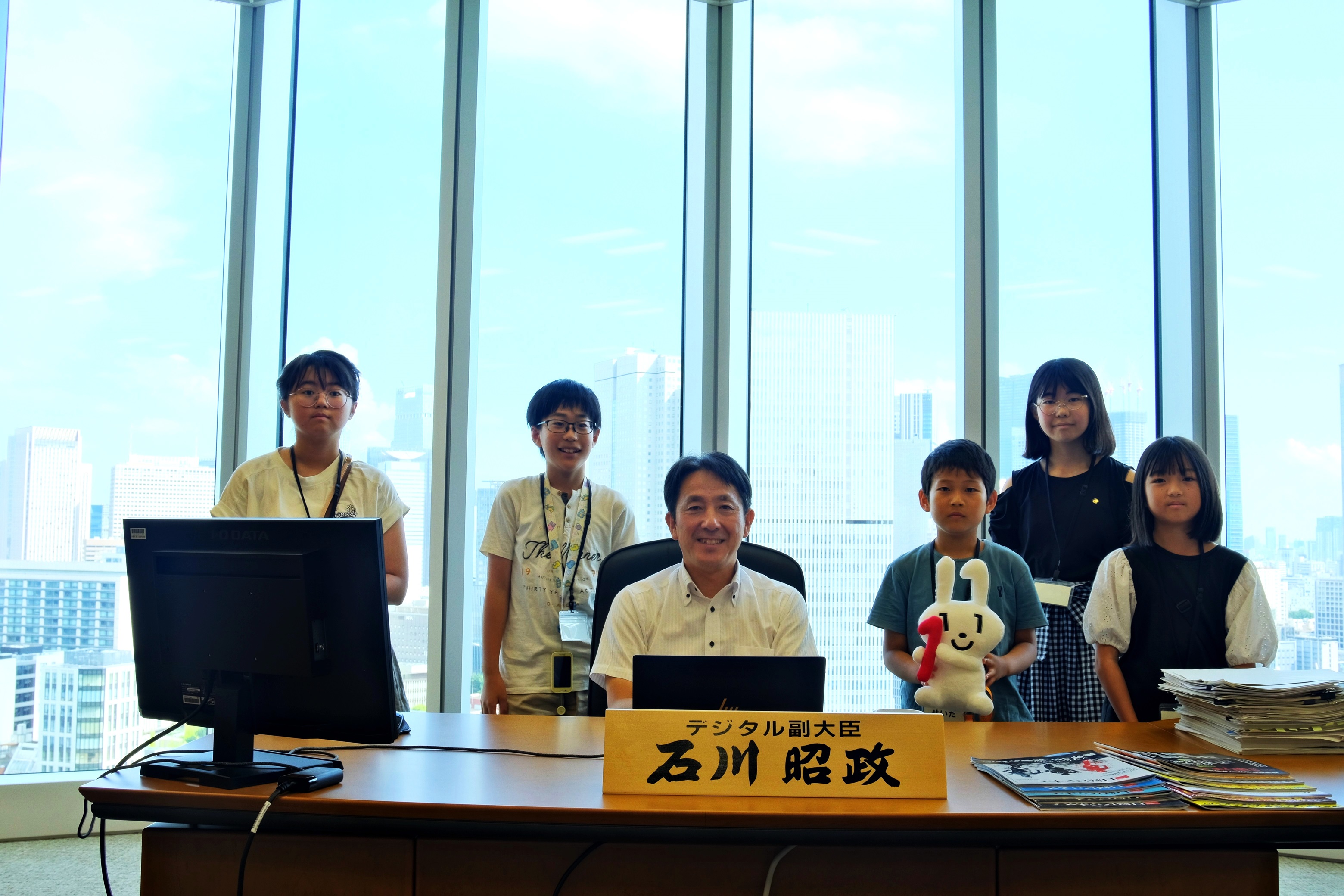 Mr. dependents taking a commemorative photo with Senior Vice-Minister of Digital Affairs