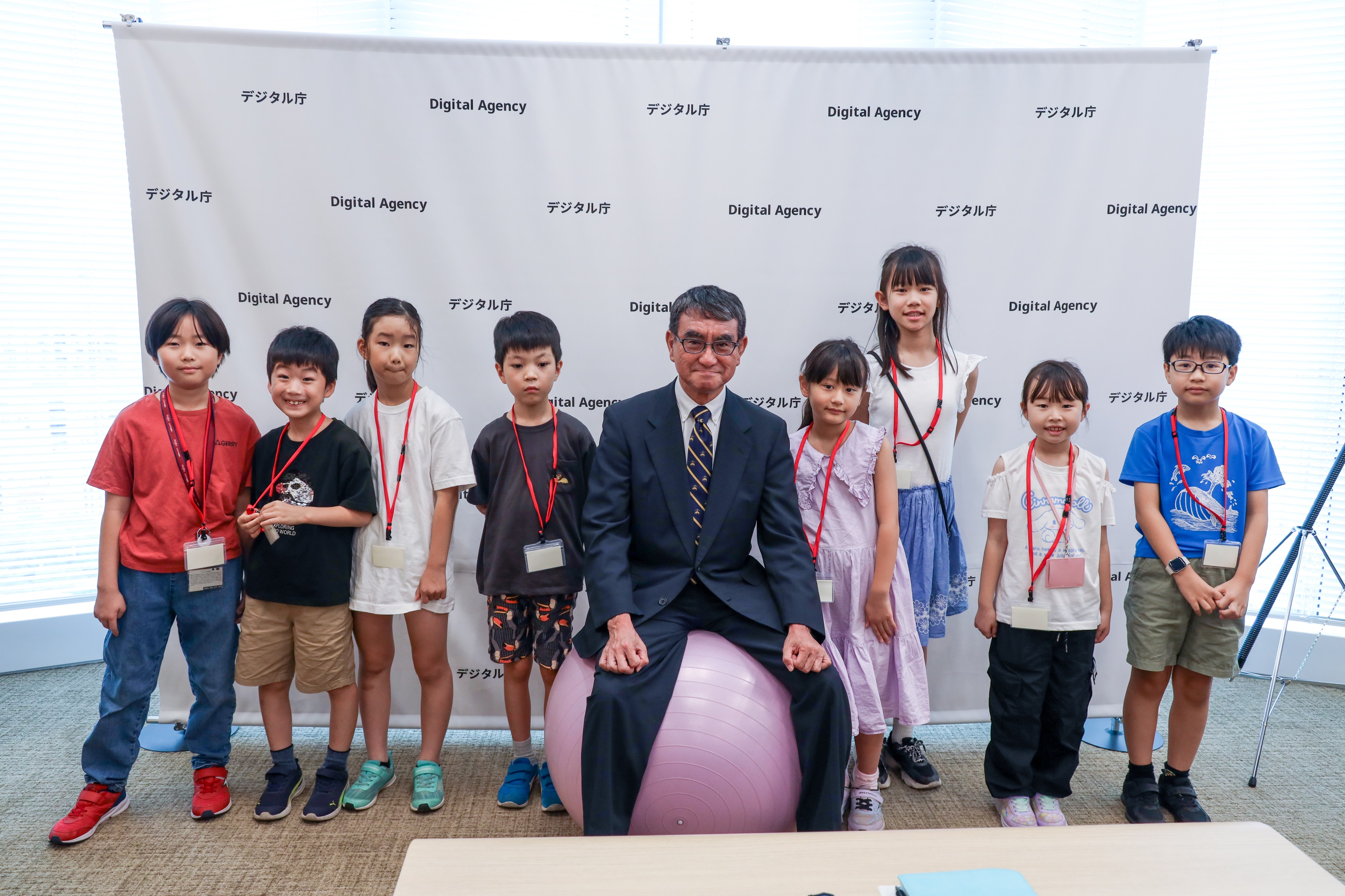 Minister for Digital Transformation Kono and dependents taking a commemorative photo