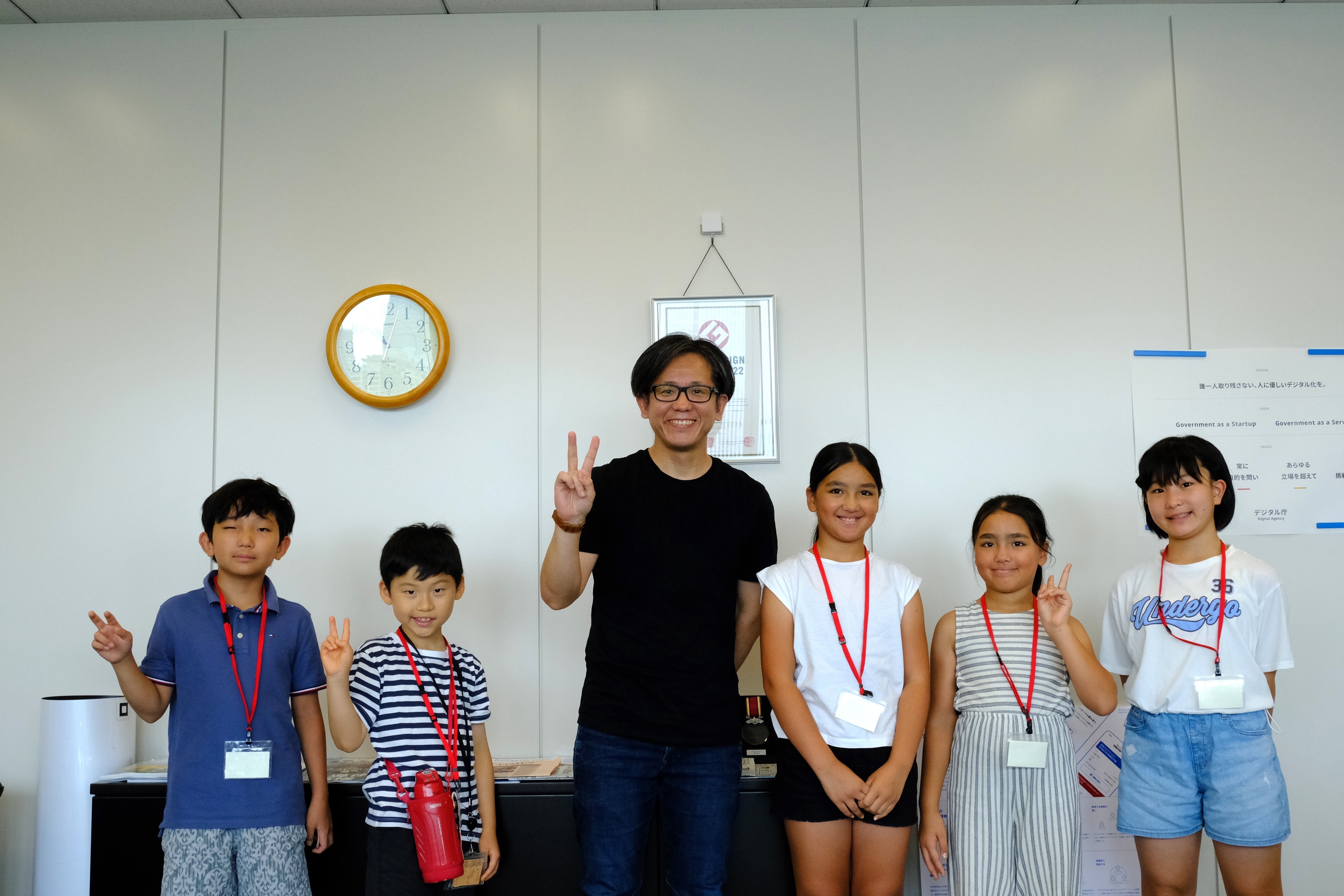Chief Officer of the Digital Agency ASANUMA and dependents taking a commemorative photo