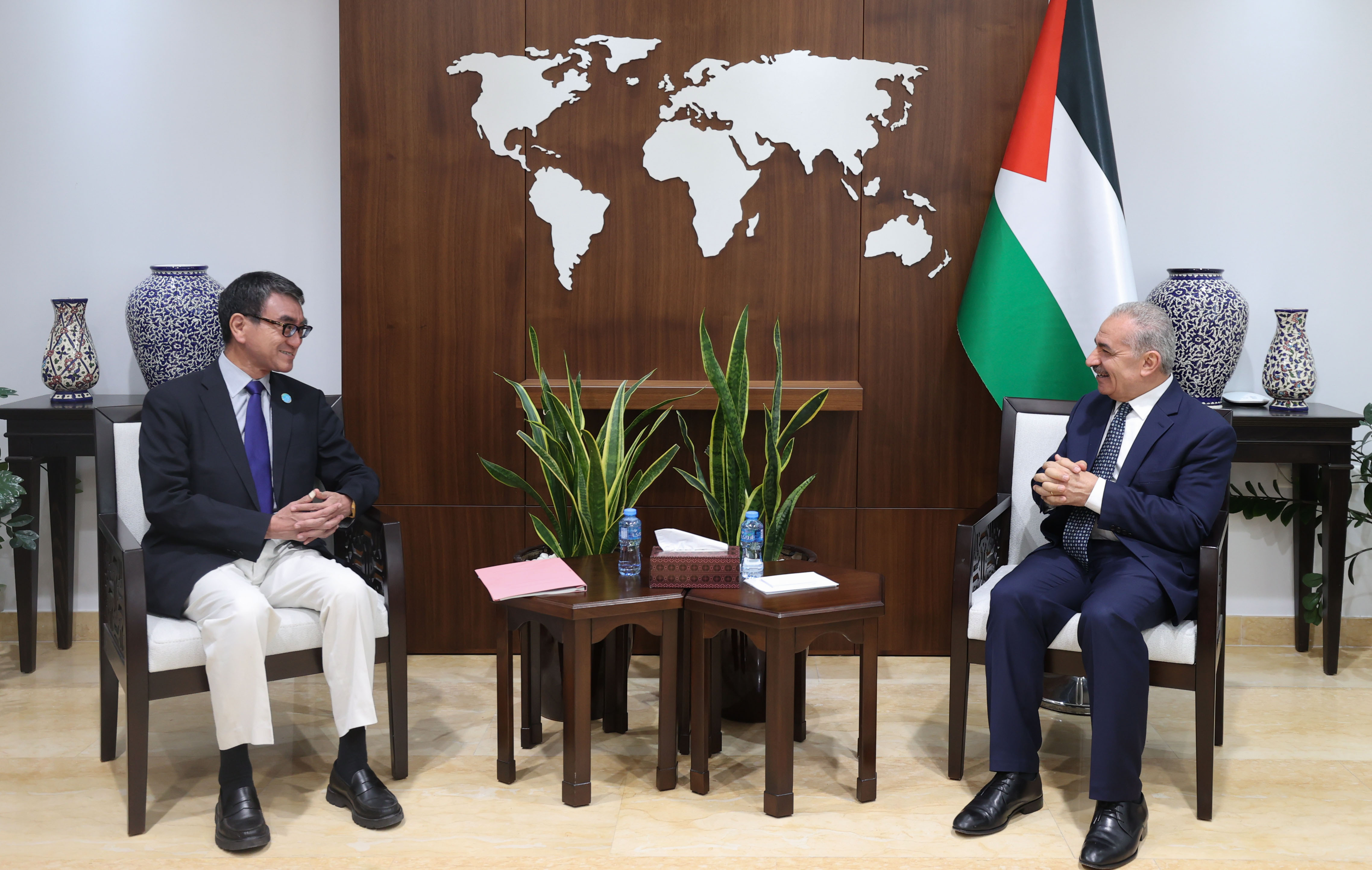 Meeting photo of Minister Kono (left) and Minister Shtayyeh (right).