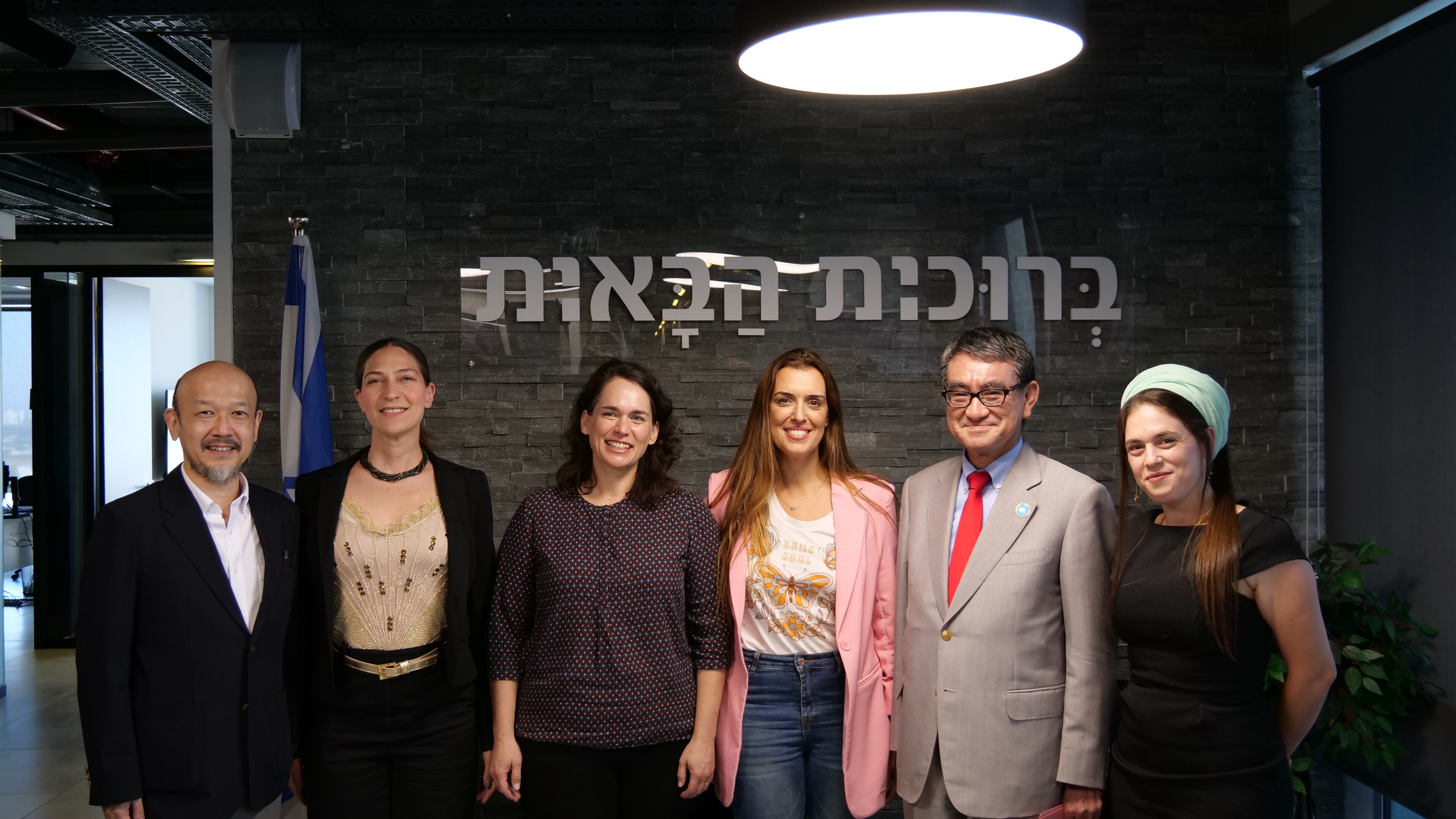 イスラエルのデジタル庁での集合写真。右から2人目が河野大臣。