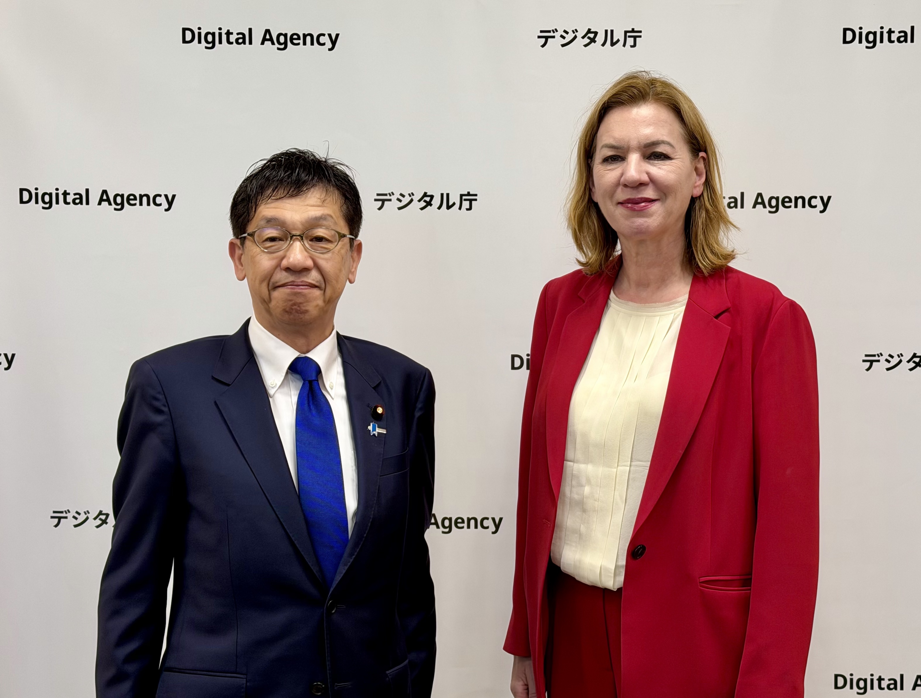 松本デジタル大臣とジグムント駐日ドイツ大使の写真。左に松本デジタル大臣、右にジグムント駐日ドイツ大使が立っている。